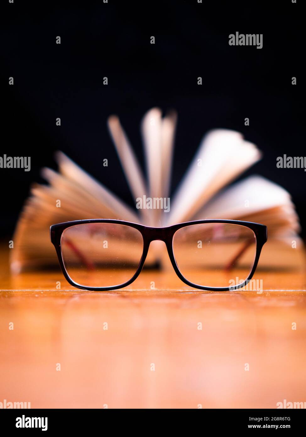 Nerdy Brillen für Buchcover Stockfoto
