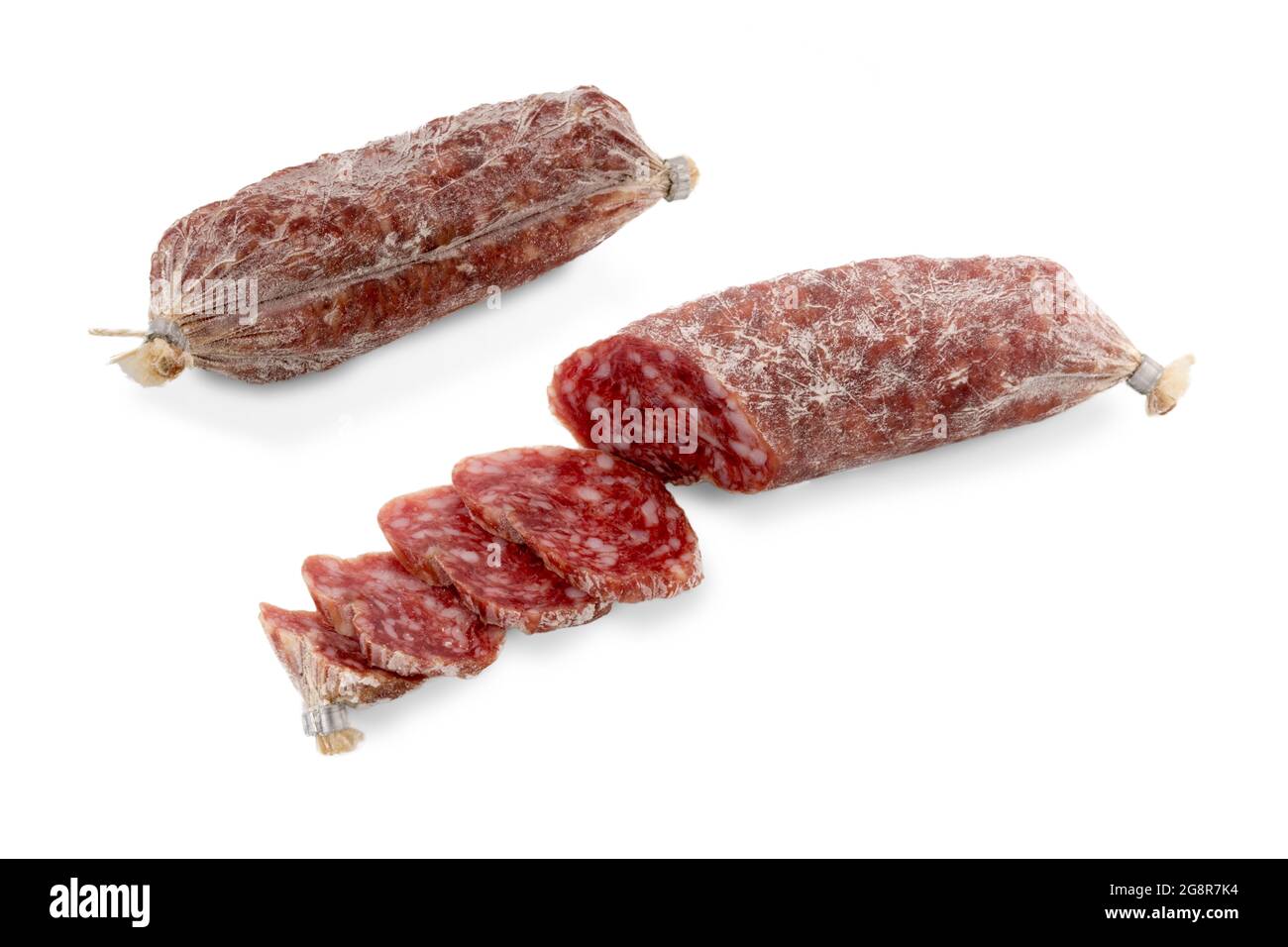 Kleine italienische Salami mit Scheiben geschnitten, zwei Würste genannt Cacciatorino isoliert auf weiß, kopieren Raum Stockfoto