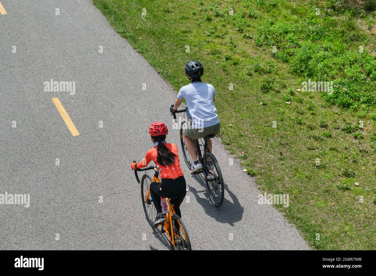 Montreal, CA - 4. Juli 2021: Menschen fahren auf dem Radweg des Lachine Canal Fahrrad Stockfoto