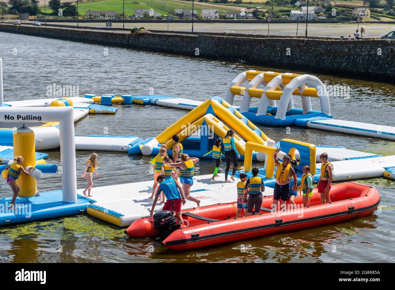 Rossarbery, West Cork, Irland. Juli 2021. West Cork sonnte sich heute an einem weiteren heißen Tag, mit Temperaturen in den hohen 20er Jahren. Viele Urlauber haben das Rossarbery Lagoon Activity Center genossen. Quelle: AG News/Alamy Live News Stockfoto