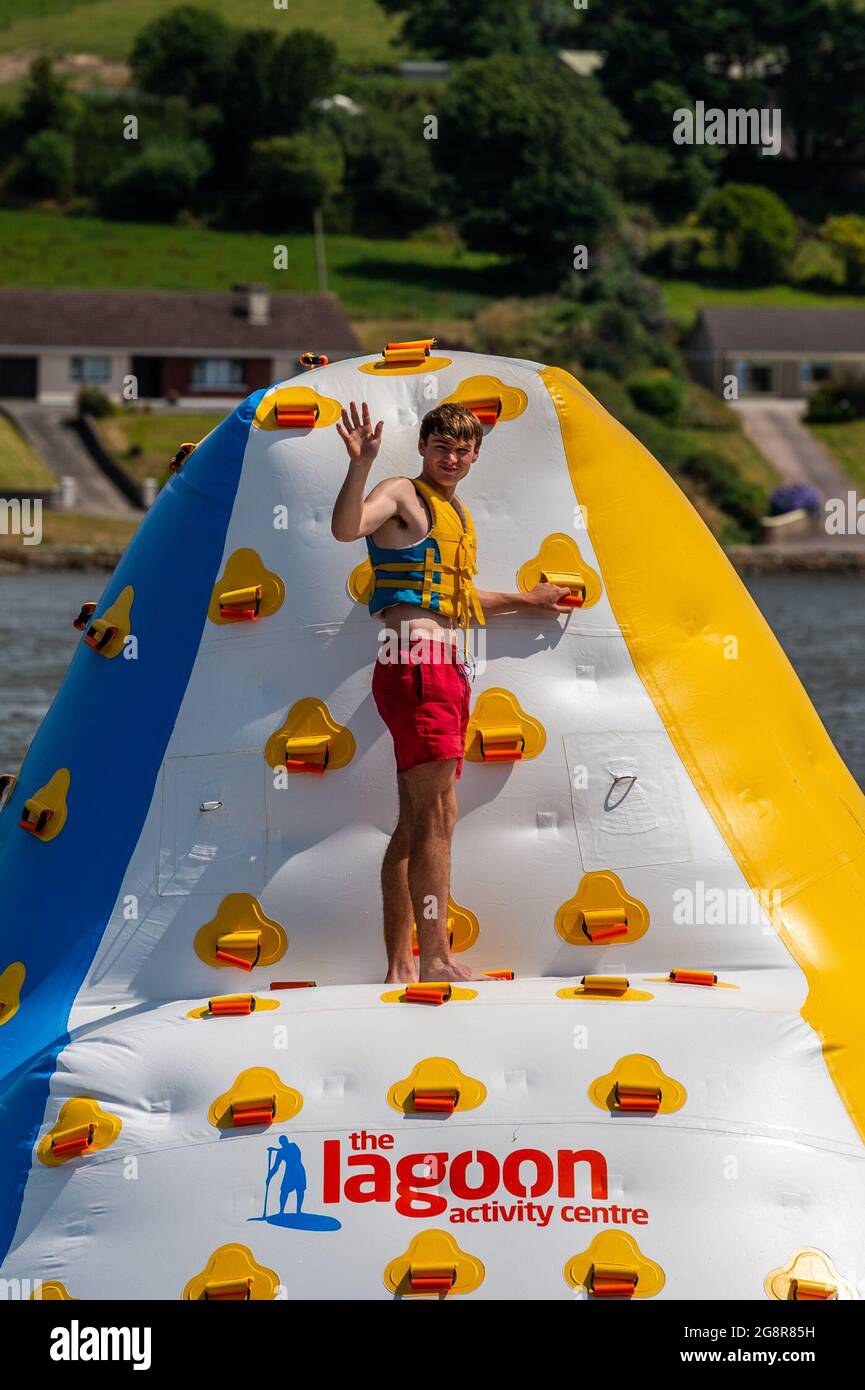 Rossarbery, West Cork, Irland. Juli 2021. West Cork sonnte sich heute an einem weiteren heißen Tag, mit Temperaturen in den hohen 20er Jahren. Aaron Moffat aus Limerick genoss das Roscarbery Lagoon Activity Center. Quelle: AG News/Alamy Live News Stockfoto