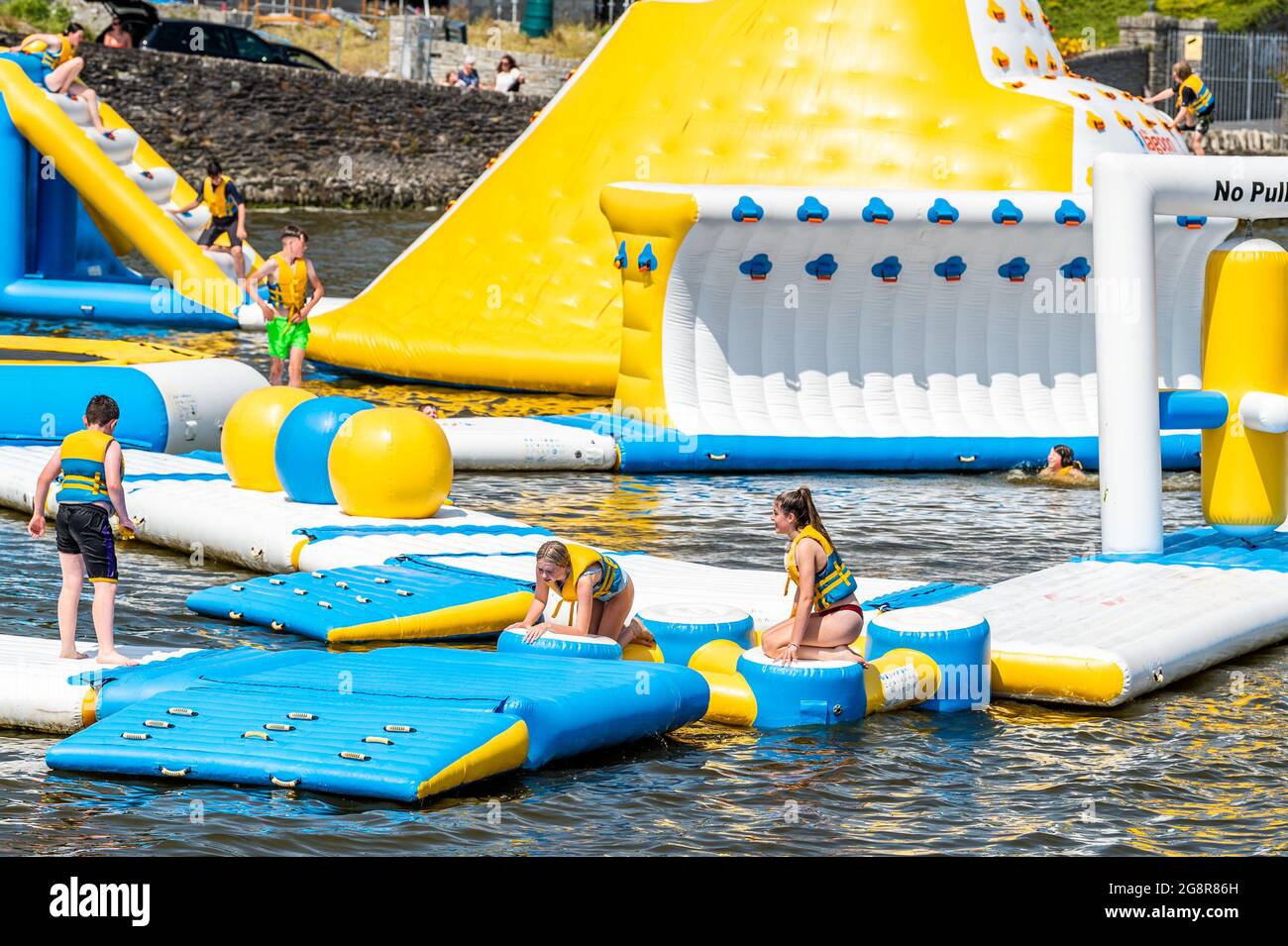 Rossarbery, West Cork, Irland. Juli 2021. West Cork sonnte sich heute an einem weiteren heißen Tag, mit Temperaturen in den hohen 20er Jahren. Viele Urlauber haben das Rossarbery Lagoon Activity Center genossen. Quelle: AG News/Alamy Live News Stockfoto