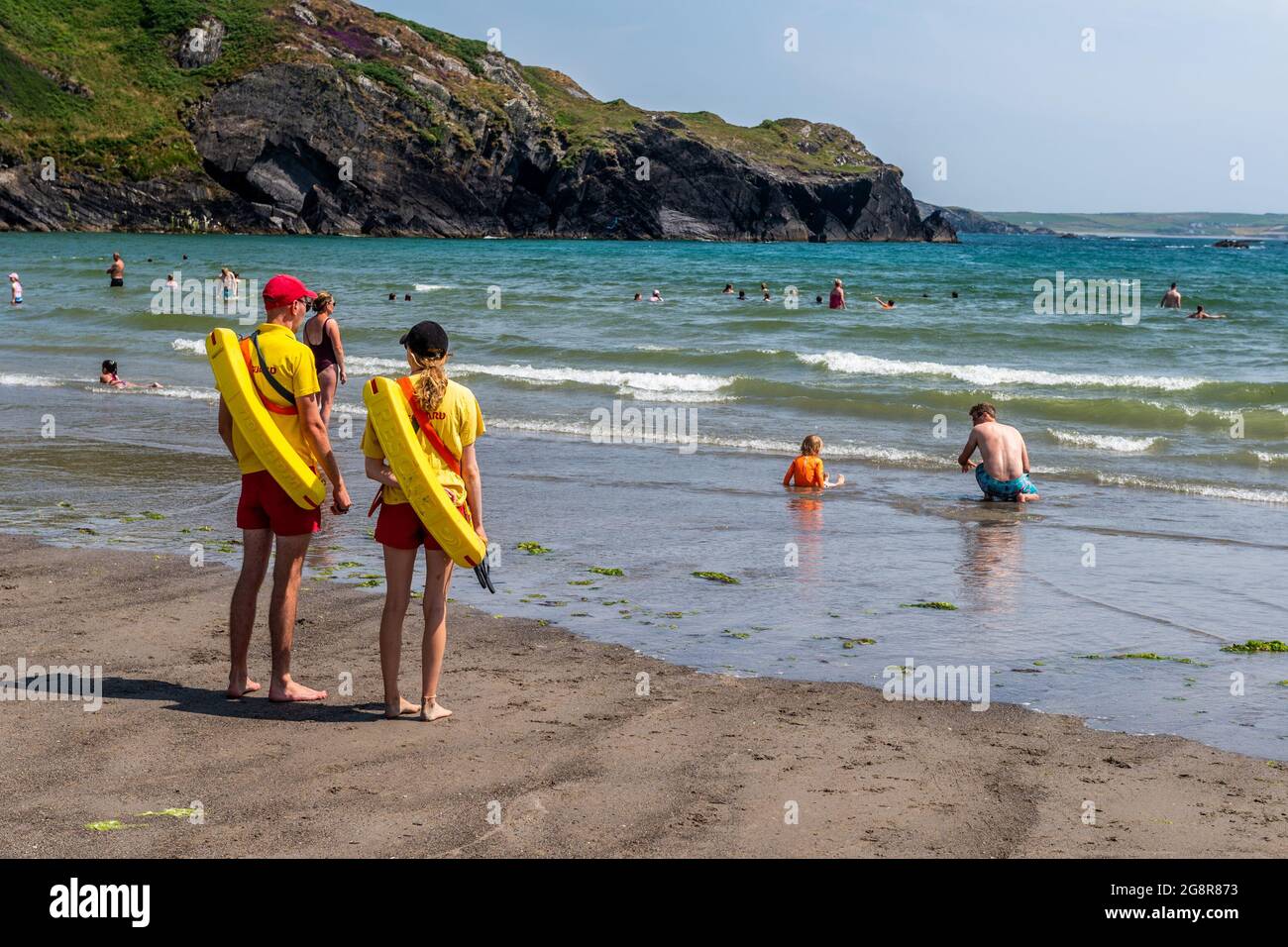 Rossarbery, West Cork, Irland. Juli 2021. West Cork sonnte sich heute an einem weiteren heißen Tag, mit Temperaturen in den hohen 20er Jahren. Das Warren Beach, Rosscarbery, war voller Urlauber. Quelle: AG News/Alamy Live News Stockfoto
