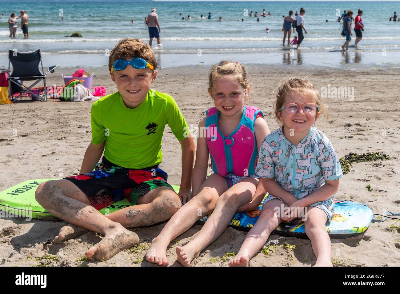 Rossarbery, West Cork, Irland. Juli 2021. West Cork sonnte sich heute an einem weiteren heißen Tag, mit Temperaturen in den hohen 20er Jahren. Das Warren Beach, Rosscarbery, war voller Urlauber. Am Strand genossen Scott, Lilly und Sadie White von Carrigaline. Quelle: AG News/Alamy Live News Stockfoto