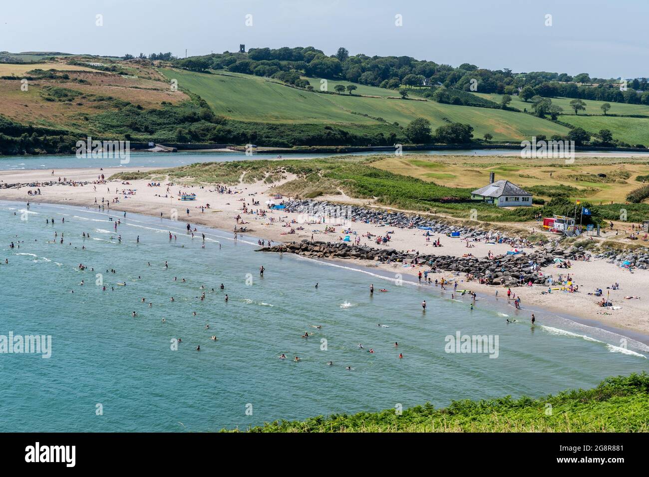 Rossarbery, West Cork, Irland. Juli 2021. West Cork sonnte sich heute an einem weiteren heißen Tag, mit Temperaturen in den hohen 20er Jahren. Das Warren Beach, Rosscarbery, war voller Urlauber. Quelle: AG News/Alamy Live News Stockfoto