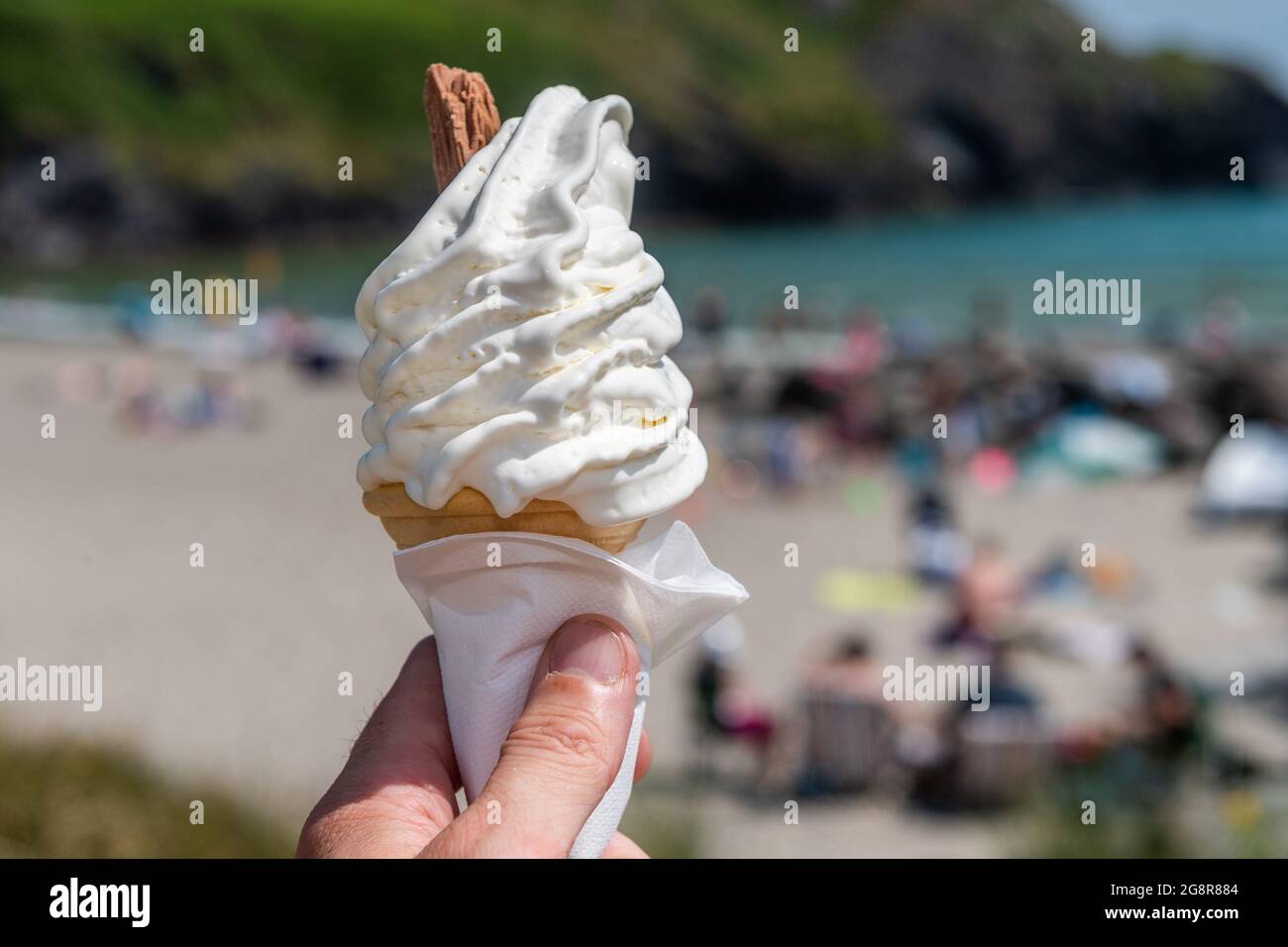 Rossarbery, West Cork, Irland. Juli 2021. West Cork sonnte sich heute an einem weiteren heißen Tag, mit Temperaturen in den hohen 20er Jahren. Das Warren Beach war voller Urlauber. Der Eiswagen machte einen brüllenden Handel. Quelle: AG News/Alamy Live News Stockfoto