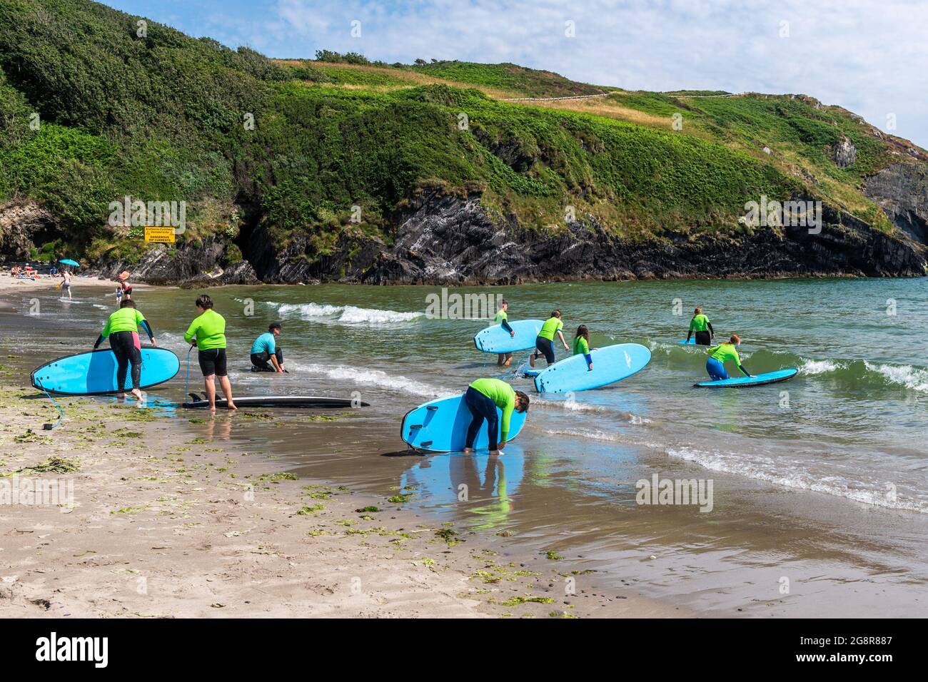 Rossarbery, West Cork, Irland. Juli 2021. West Cork sonnte sich heute an einem weiteren heißen Tag, mit Temperaturen in den hohen 20er Jahren. Das Warren Beach war voller Urlauber. Die Kinder nahmen Surfunterricht bei der Surfschule „Surf 'n' Sup“. Quelle: AG News/Alamy Live News Stockfoto