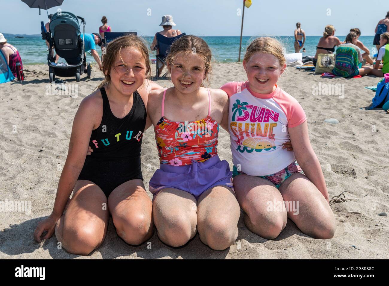 Rossarbery, West Cork, Irland. Juli 2021. West Cork sonnte sich heute an einem weiteren heißen Tag, mit Temperaturen in den hohen 20er Jahren. Das Warren Beach, Rosscarbery, war voller Urlauber. Am Strand genossen Ava Crowley, Ahiohill und Meadhbh sowie Caitlin McCarthy von Rathbarry. Quelle: AG News/Alamy Live News Stockfoto