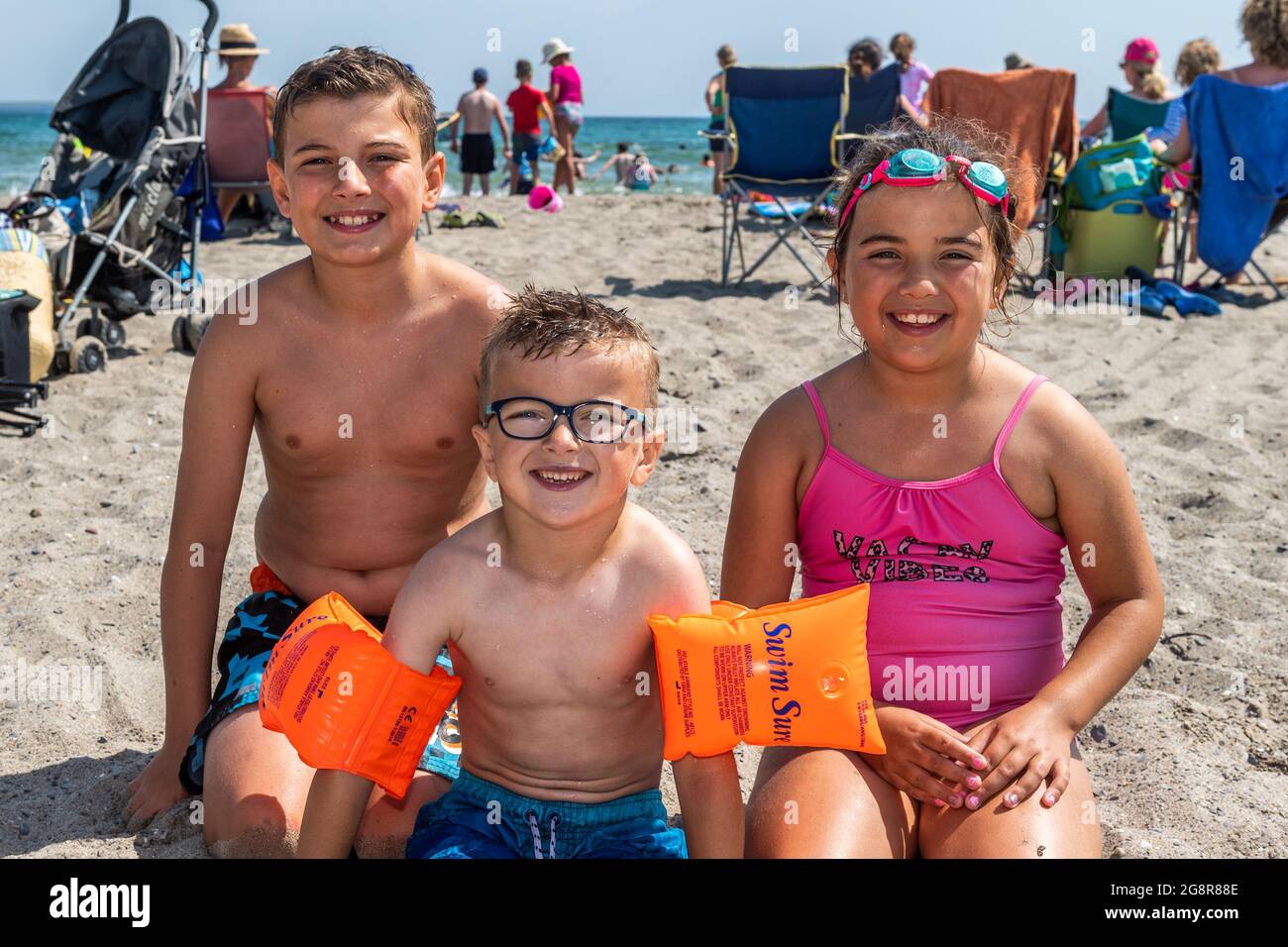 Rossarbery, West Cork, Irland. Juli 2021. West Cork sonnte sich heute an einem weiteren heißen Tag, mit Temperaturen in den hohen 20er Jahren. Das Warren Beach, Rosscarbery, war voller Urlauber. Am Strand genossen Conor, Shane und Emma Barber aus Rosscarbery. Quelle: AG News/Alamy Live News Stockfoto