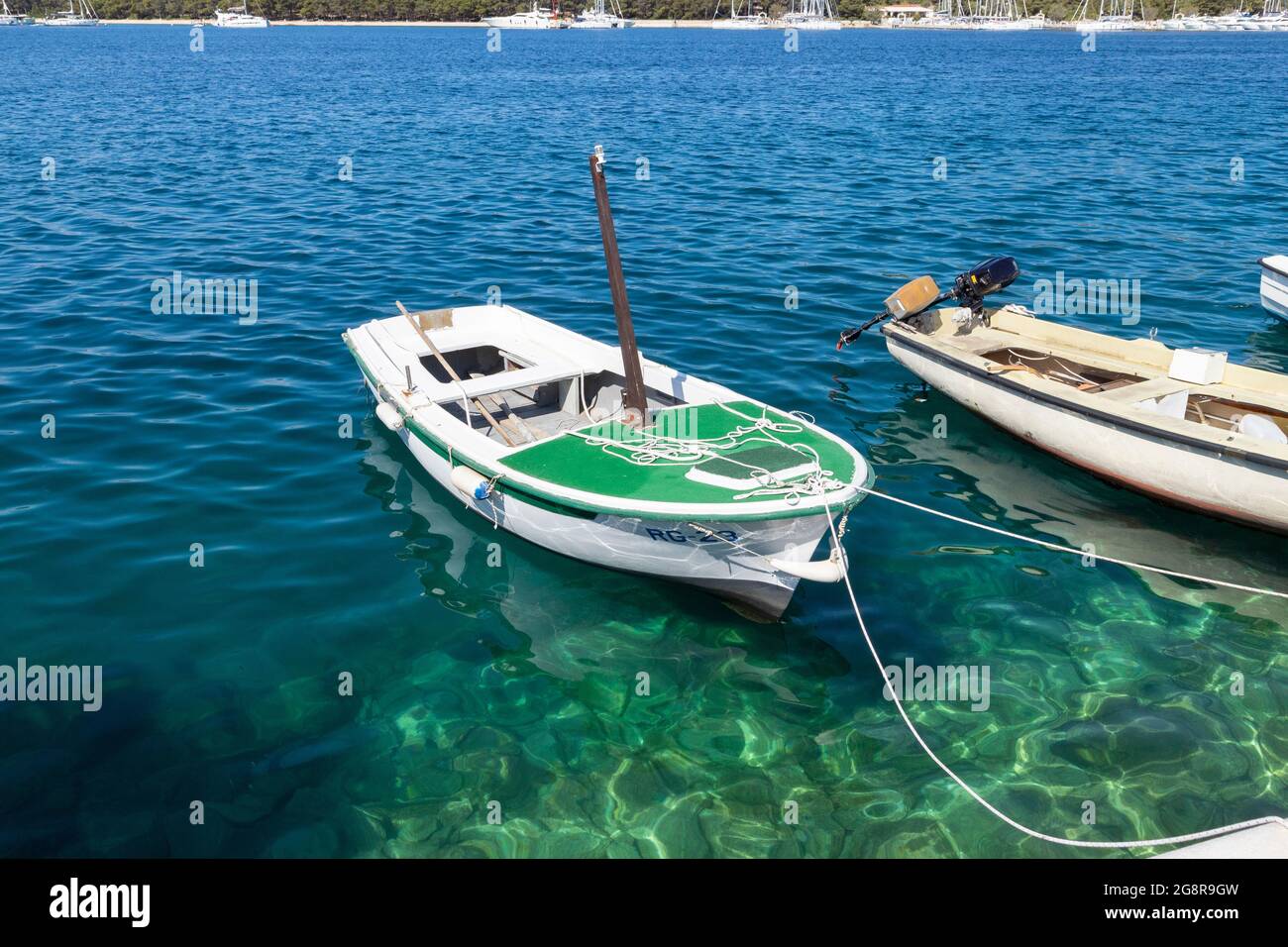 Rogoznica, Kroatien-06.Juli 2021: Alte Fischerboote vor Anker im Stadthafen Stockfoto