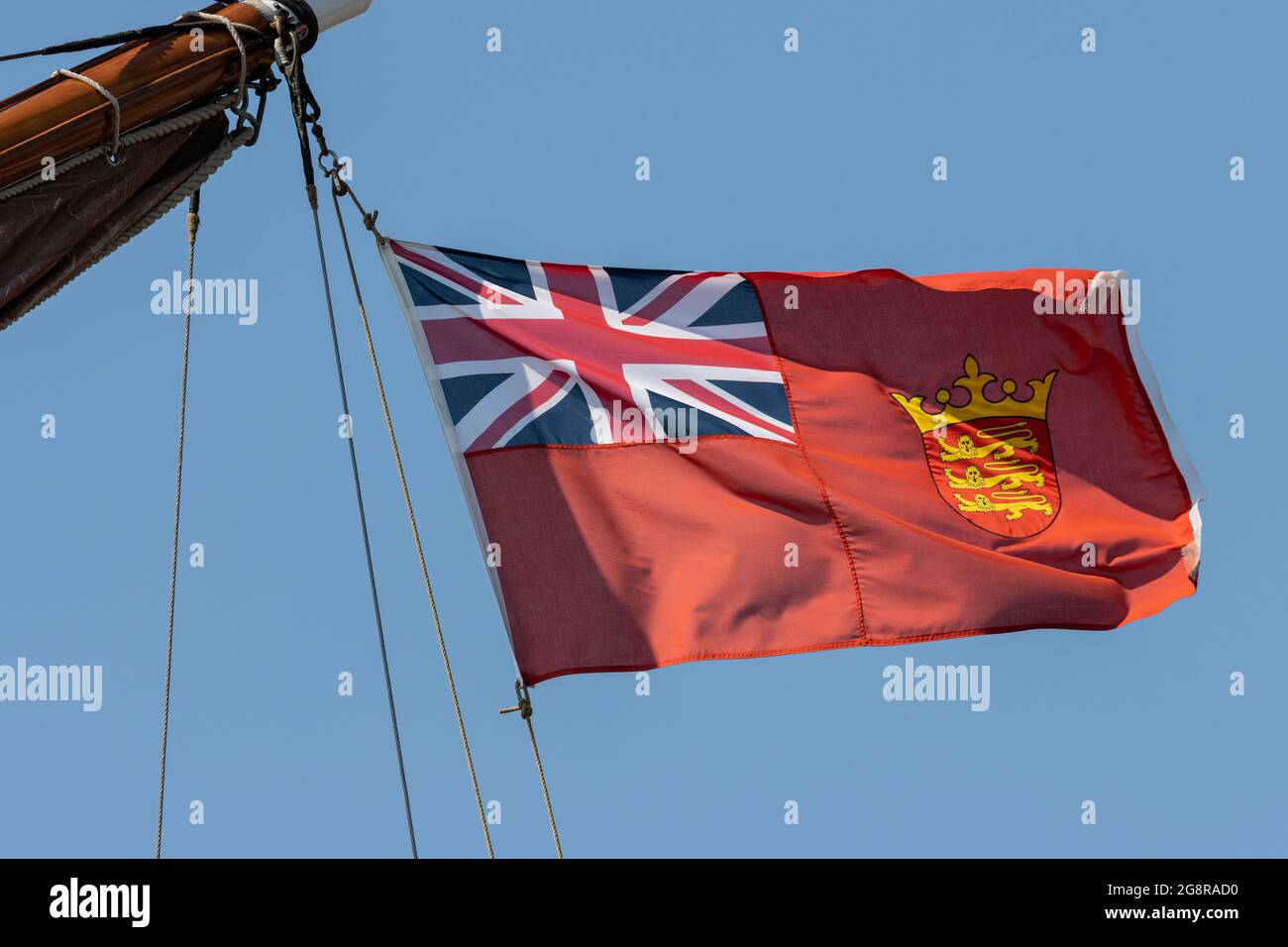 Jersey Zivilensign wurde am Heck eines Segelschiffs hochgezogen Stockfoto