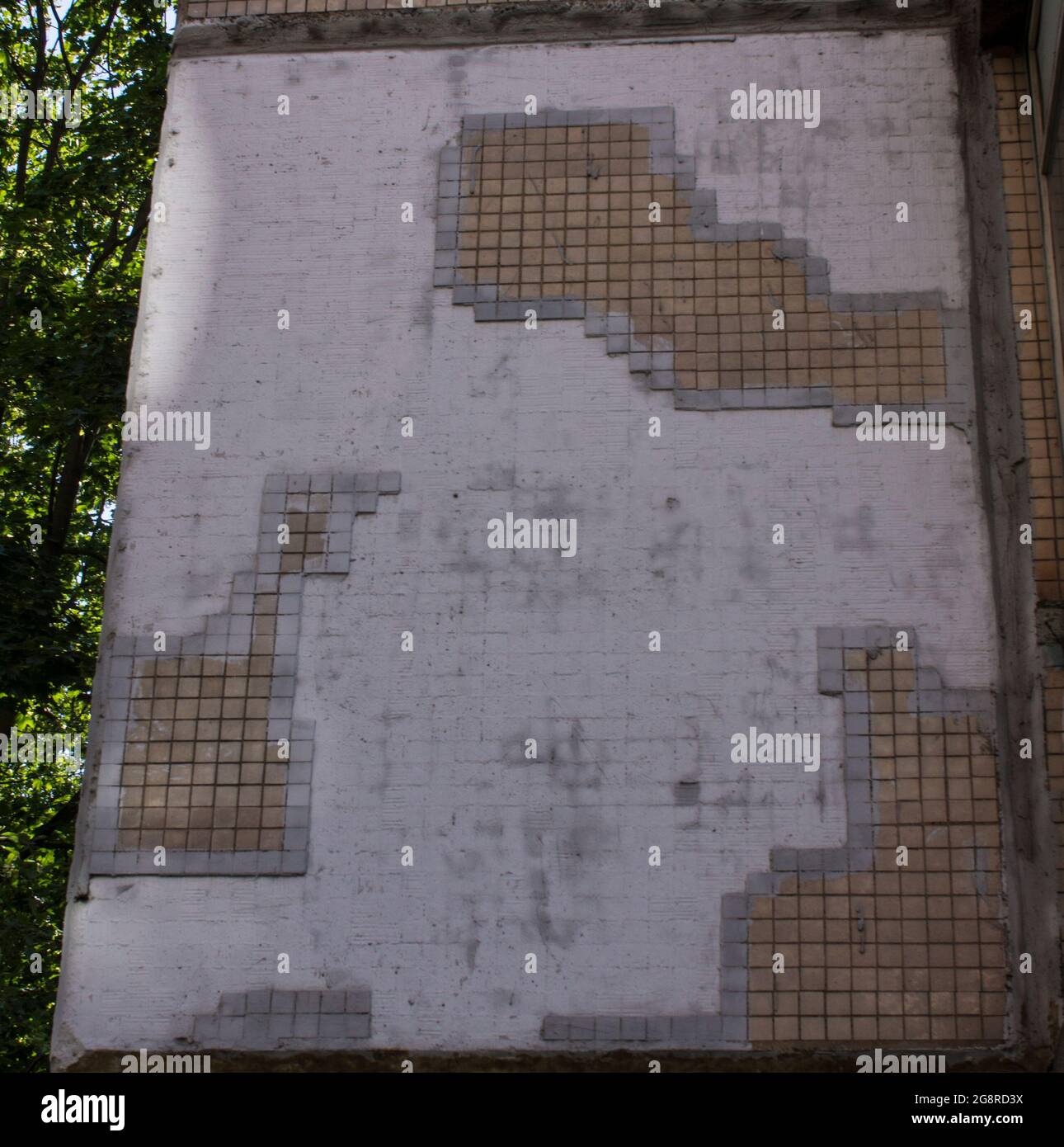 RUSSLAND, Wandpaneelhaus, mit kleinen Mosaikfliesen bedeckt.Versiegelung der Inter-Panel-Naht. Shabby Mosaikfliesen an der Fassade eines Hauses Stockfoto