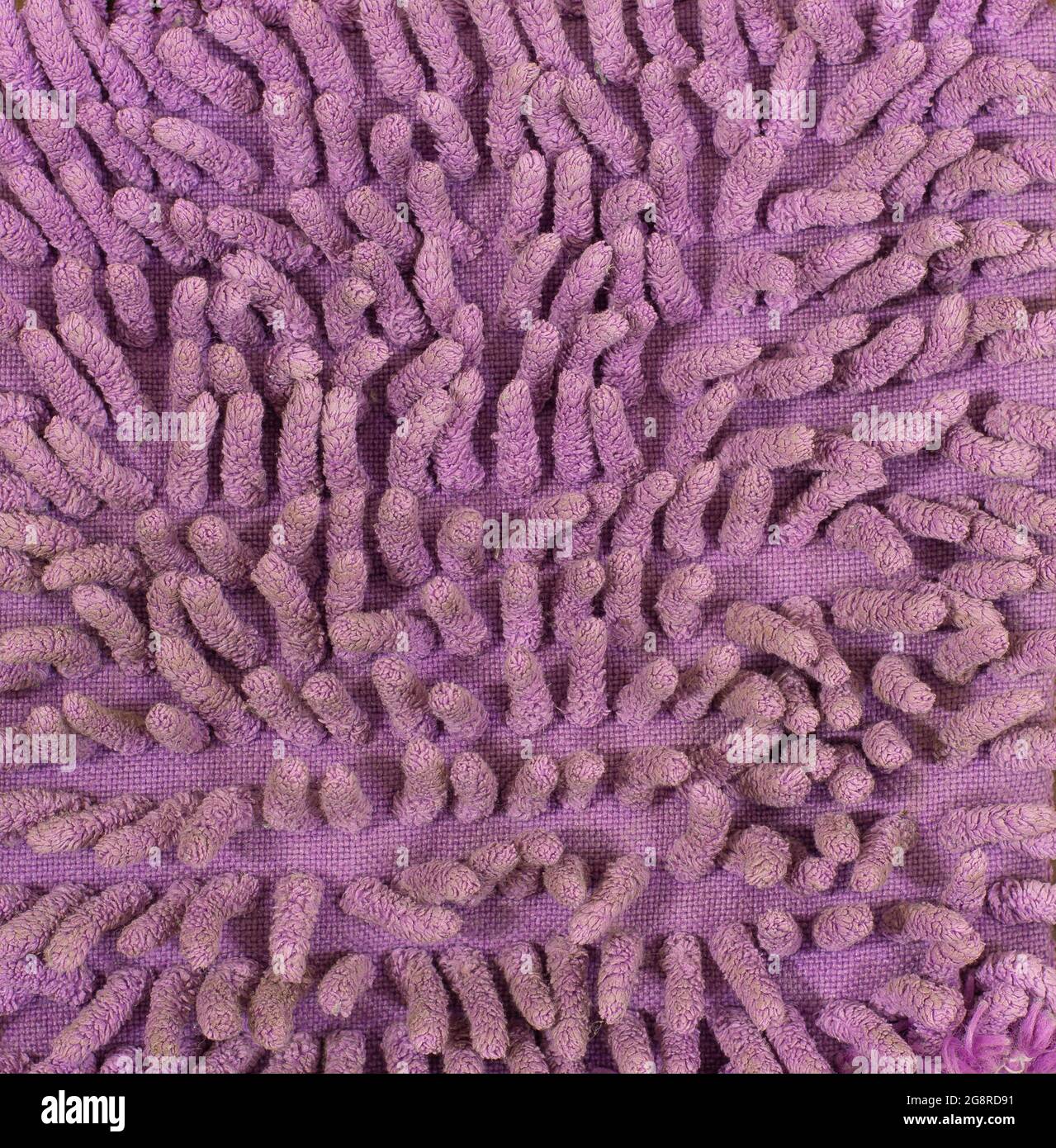 Altes, schmutziger Mikrofasertuch mit Borsten, altes, staubigen Reinigungstuch. Violett. Stockfoto