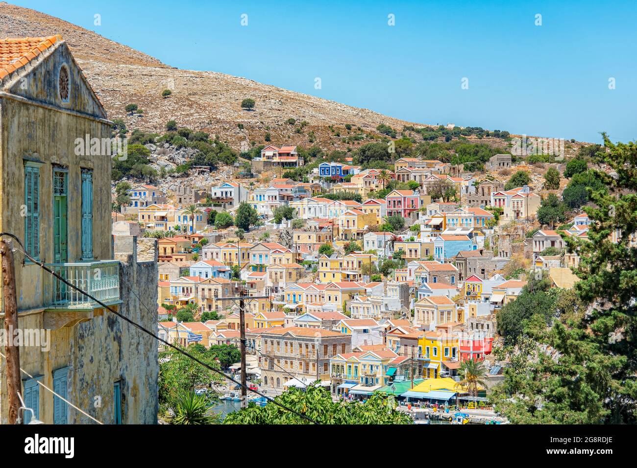 SYMI, GRIECHENLAND - 05. JULI 2021: Symi ist eine griechische Insel und Teil der dodekanischen Inselgruppe. Stockfoto
