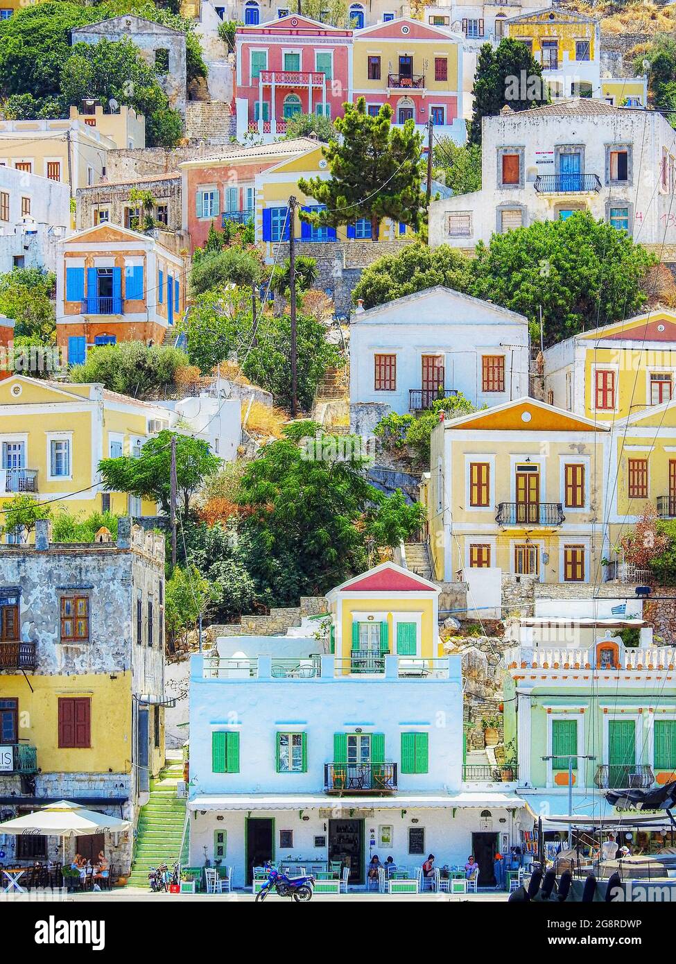 SYMI, GRIECHENLAND - 05. JULI 2021: Symi ist eine griechische Insel und Teil der dodekanischen Inselgruppe. Stockfoto