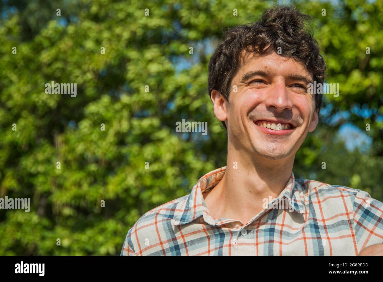 Porträt eines männlichen Millennials im Park Stockfoto