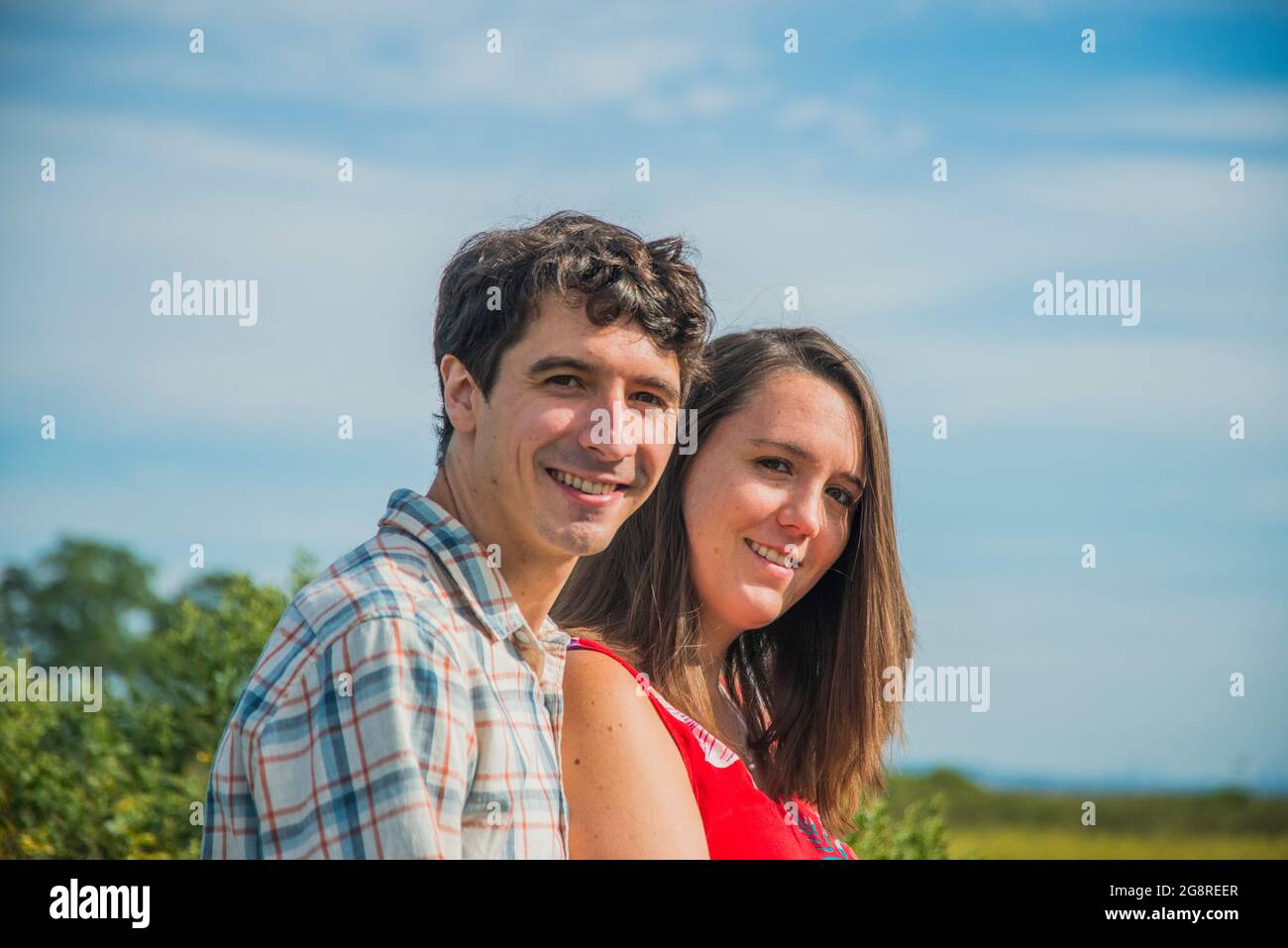Glückliches, selbstbewusstes Paar, das die Kamera anschaut Stockfoto