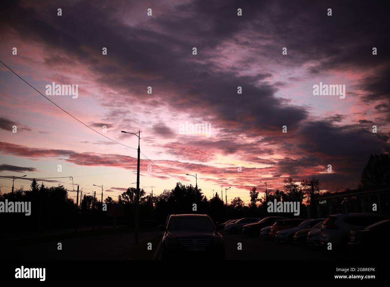 Ein Sonnenuntergang über einer Straße voller Verkehr Stockfoto