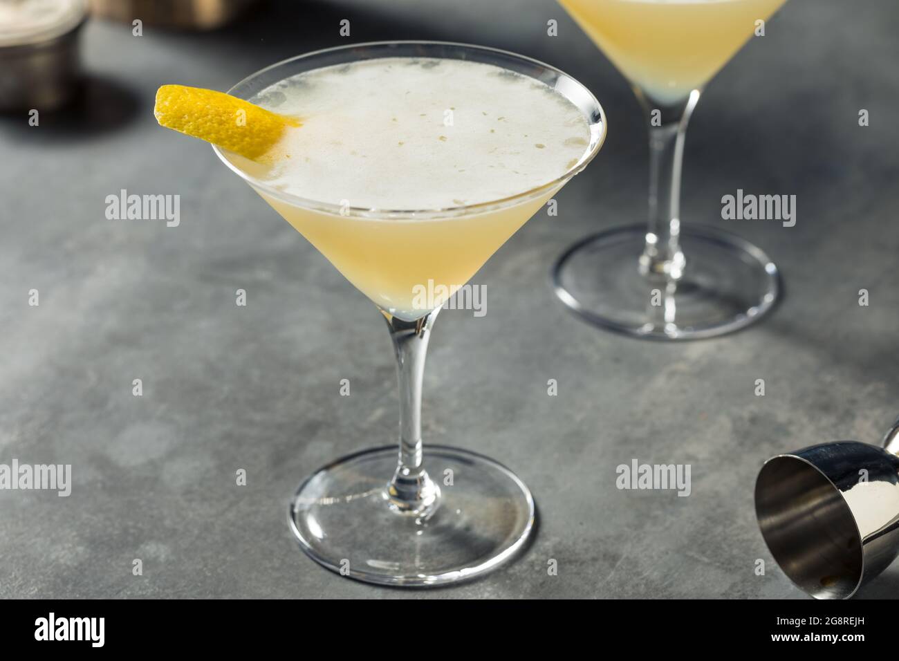 Erfrischender Shochu Martini mit Zitronenschale Stockfoto