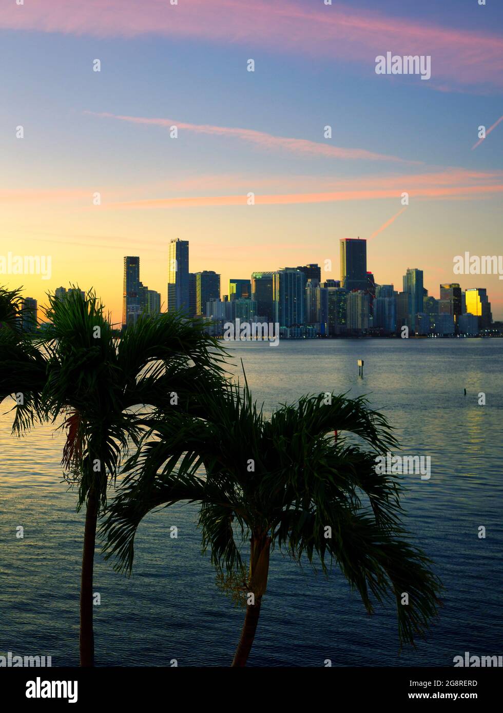 Sonnenuntergang auf dem tropischen Platz am Meer Skyline Miami Florida Gebäude Stockfoto