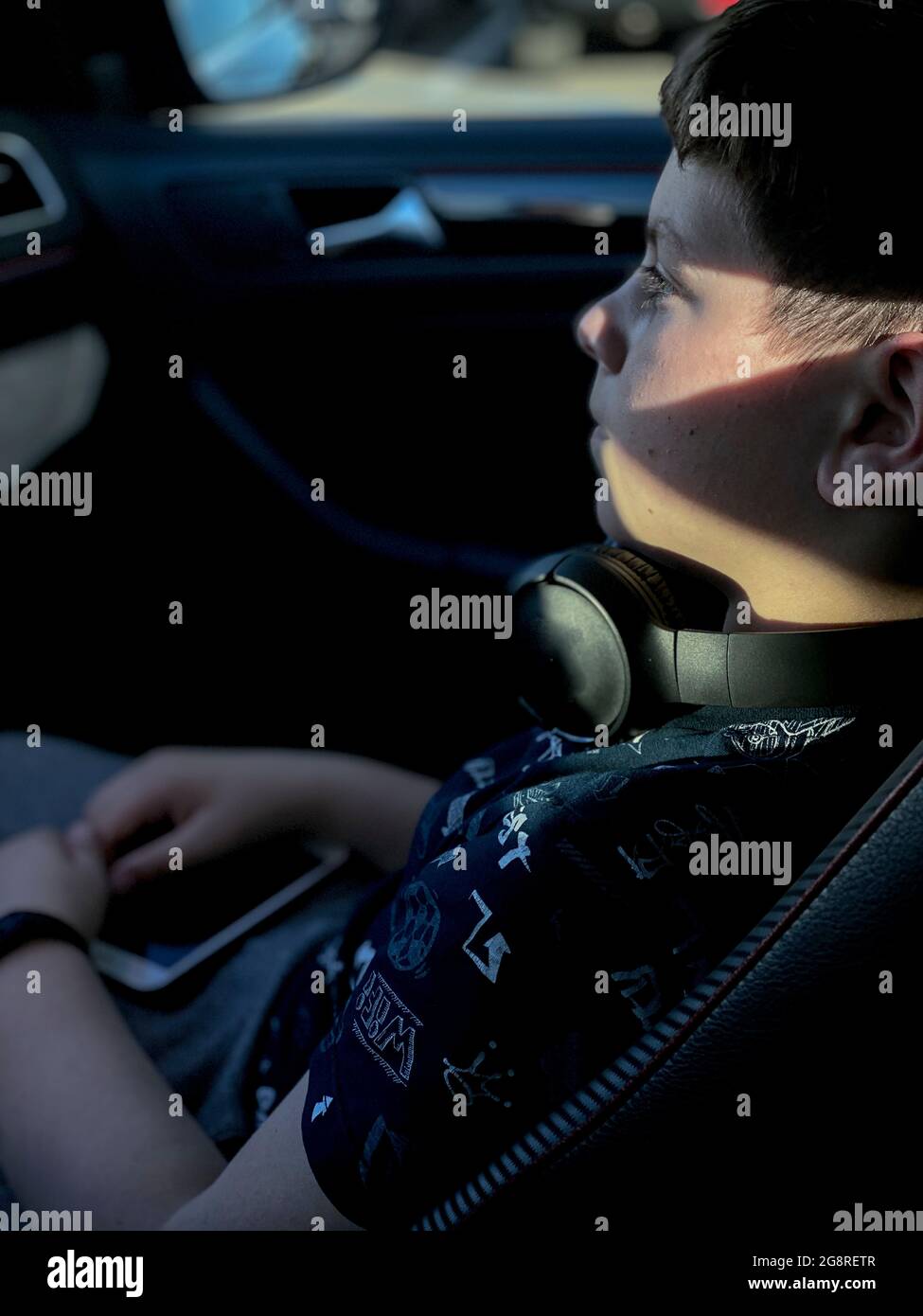 Junge 10 Jahre alt im Auto auf dem Vordersitz, freier Sitz Stockfoto