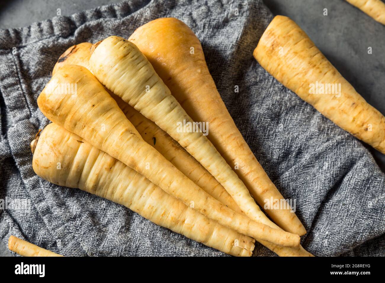 RAW White Organic Pastinken in einem Haufen Stockfoto