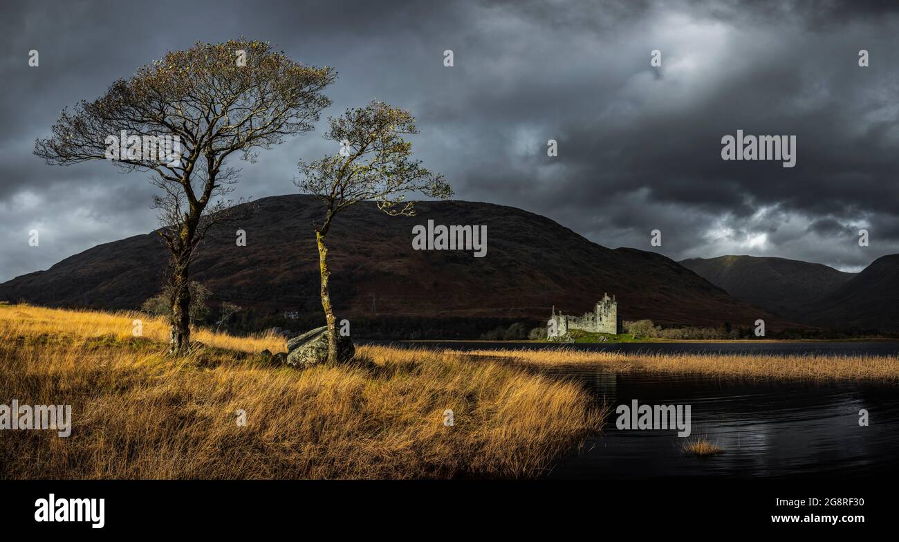 Schönes Foto von einem Schloss am Fluss Stockfoto