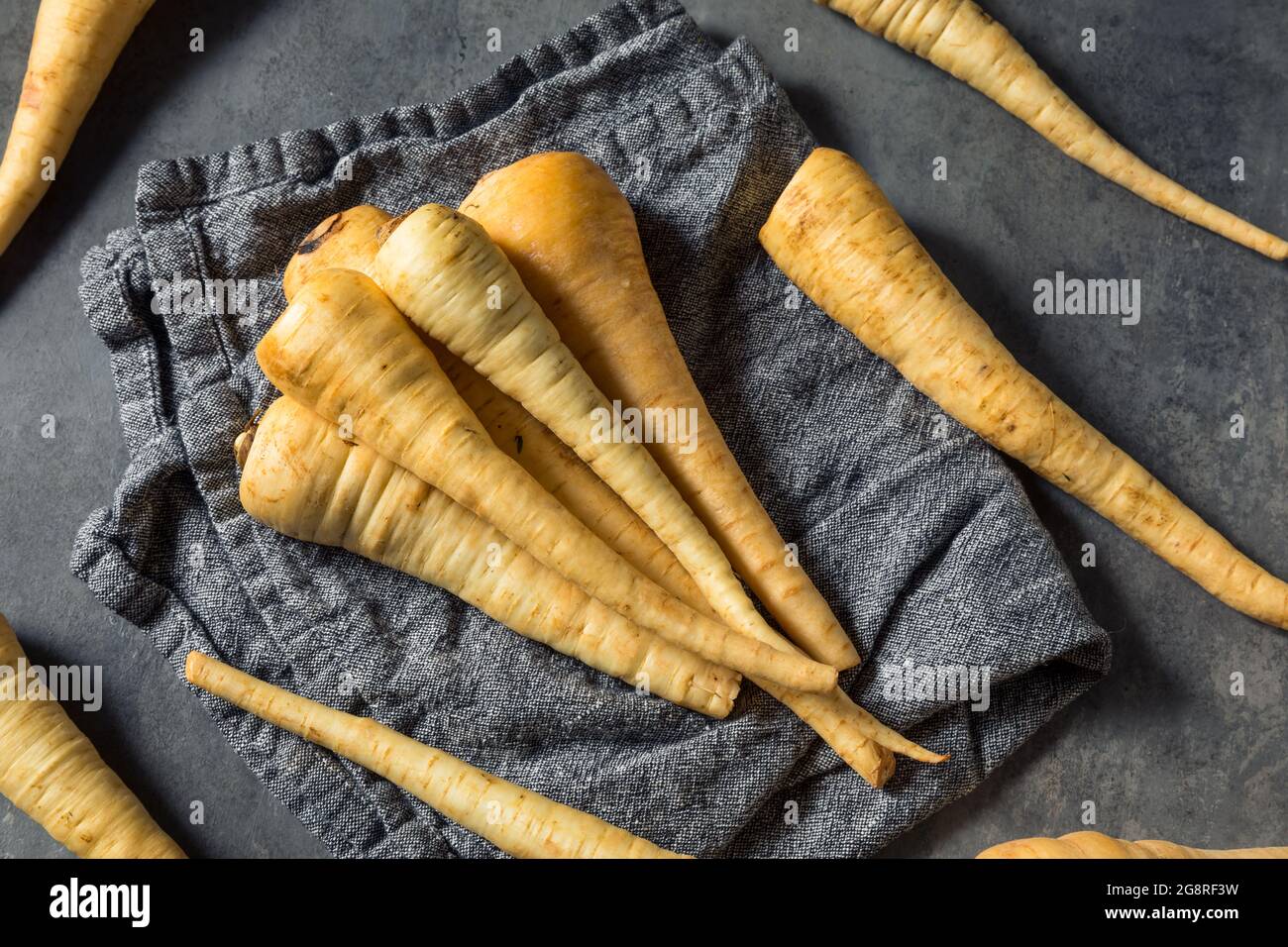 RAW White Organic Pastinken in einem Haufen Stockfoto