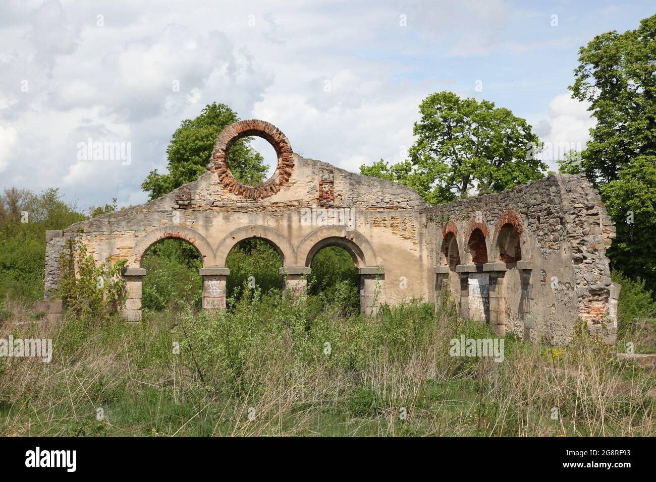 Ruinen des Eisenwalzens in Nietulisko Duże, Nietulisko Duże, swietokrzyskie, Polen, Alte Ruinen, Stockfoto