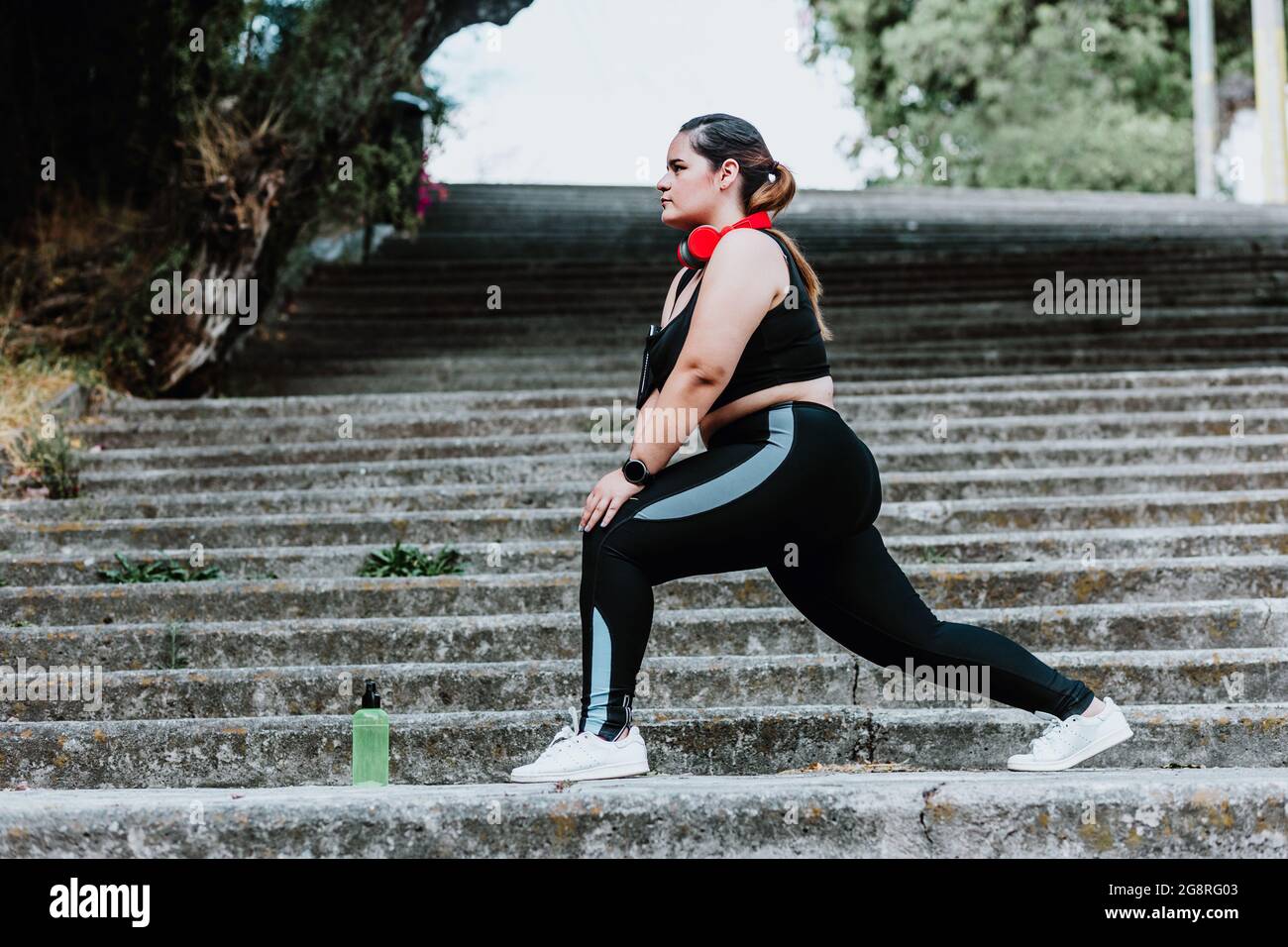 Plus Größe junge lateinische Frau läuft im Park in Mexiko Stockfoto