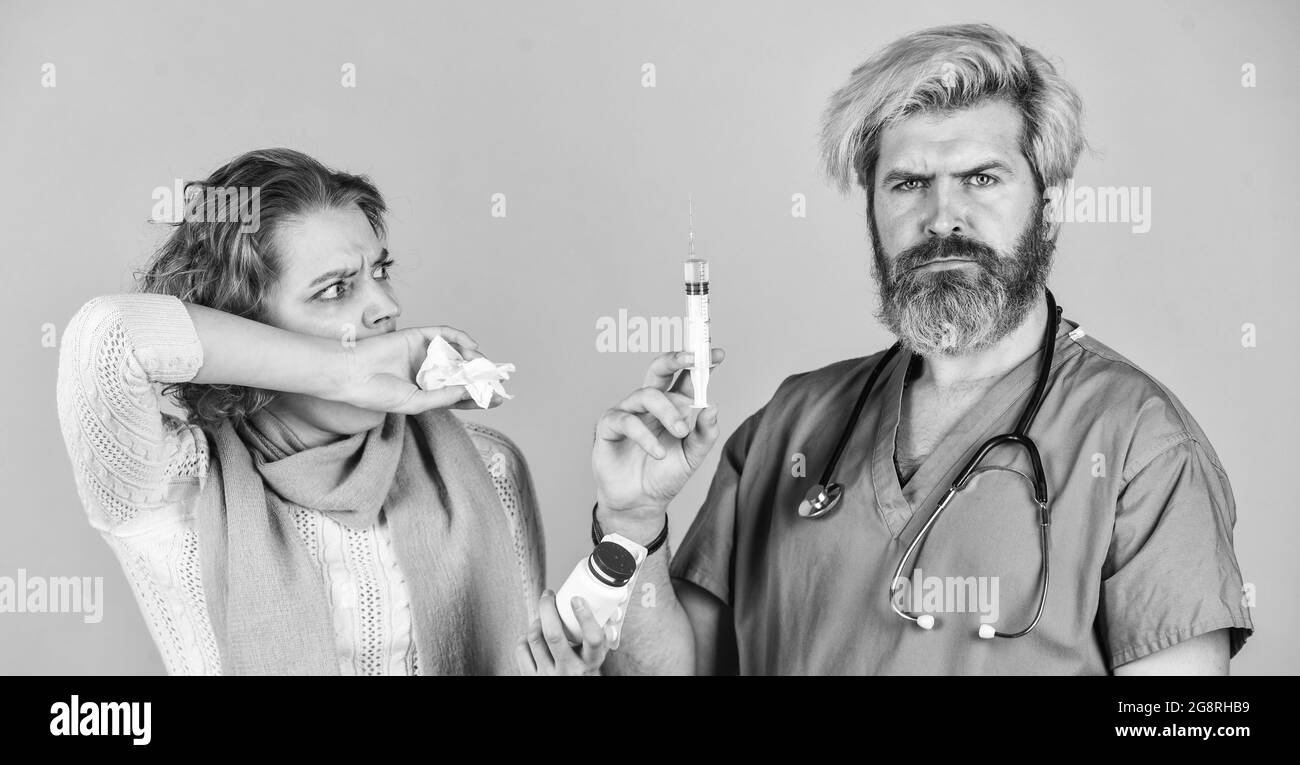 Schwerer Arzt. Grippe-Epidemie-Infektion. Für Ihre Immunität. Gesundheit und Menschen. Patienten und Arzt halten Pillen. Frau mit runniger Nase bei Rücksprache Stockfoto
