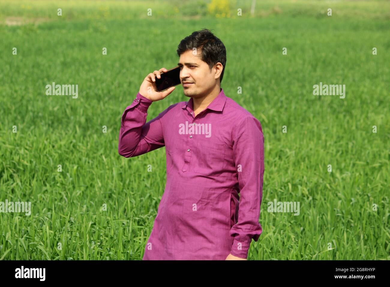 indischer Bauer telefoniert, Bauer telefoniert Stockfoto