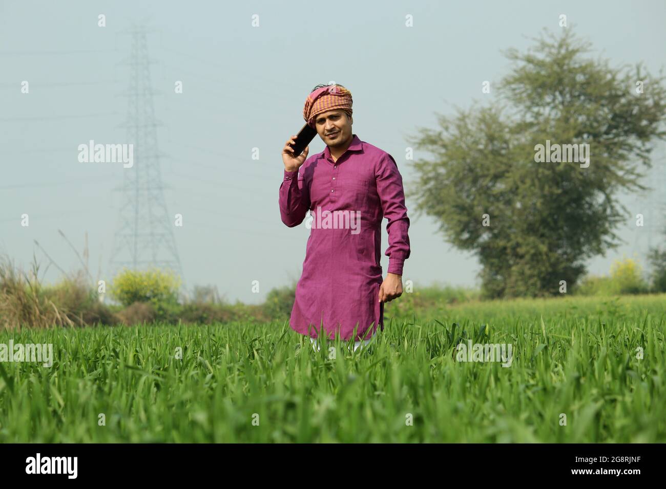 indischer Bauer telefoniert, Bauer telefoniert Stockfoto