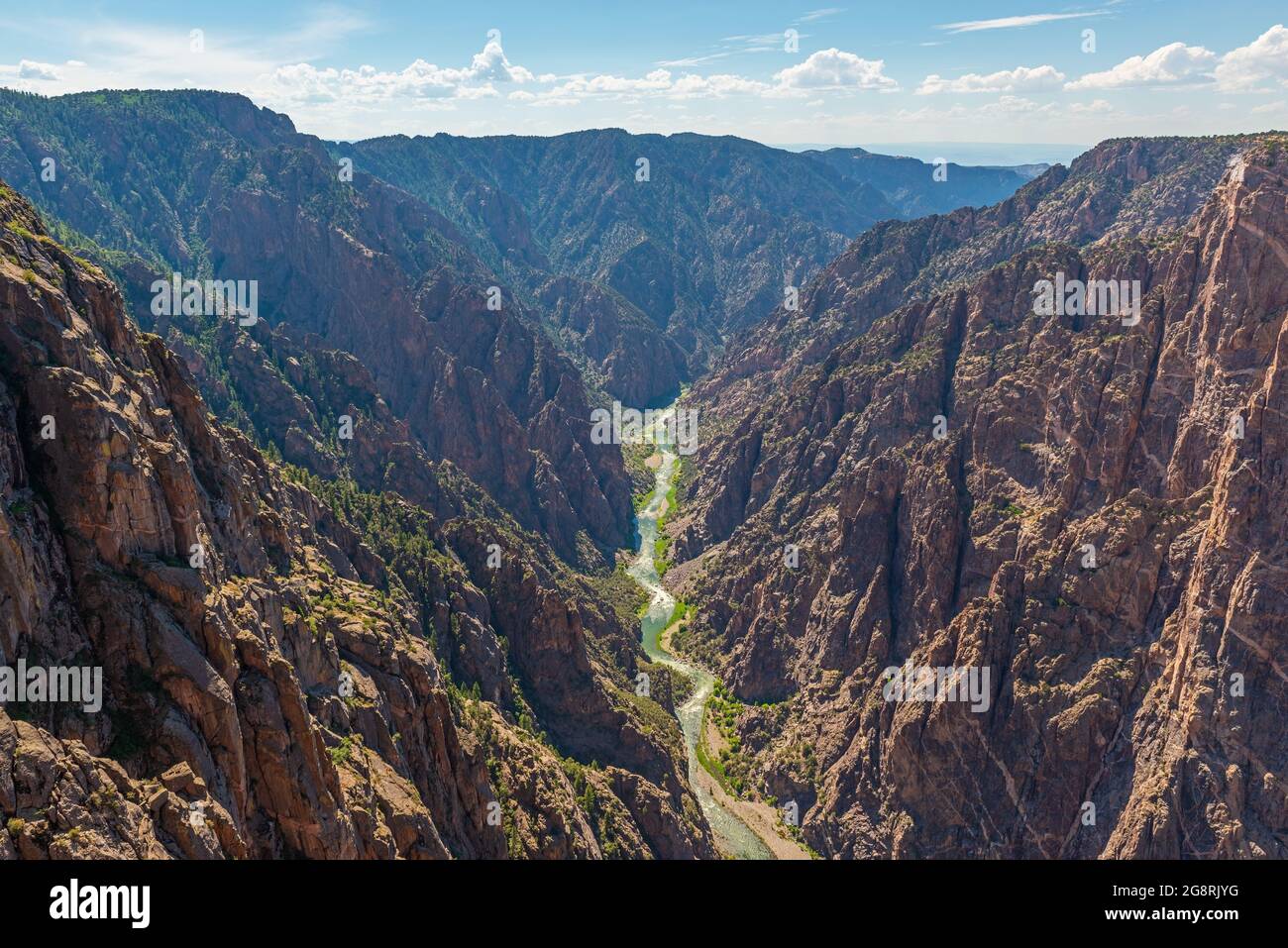 Gunnison River in den Tiefen des Black Canyon des Gunnison Nationalparks, Colorado, USA. Stockfoto