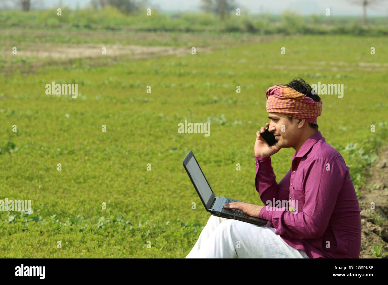 indischer Bauer im Gespräch Telefonanruf Stockfoto