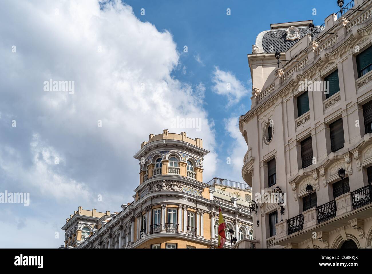 Historische Wohngebäude in der Gran Via, der ikonischen Allee von Madrid, die für seine Kinos und Geschäfte berühmt ist Stockfoto