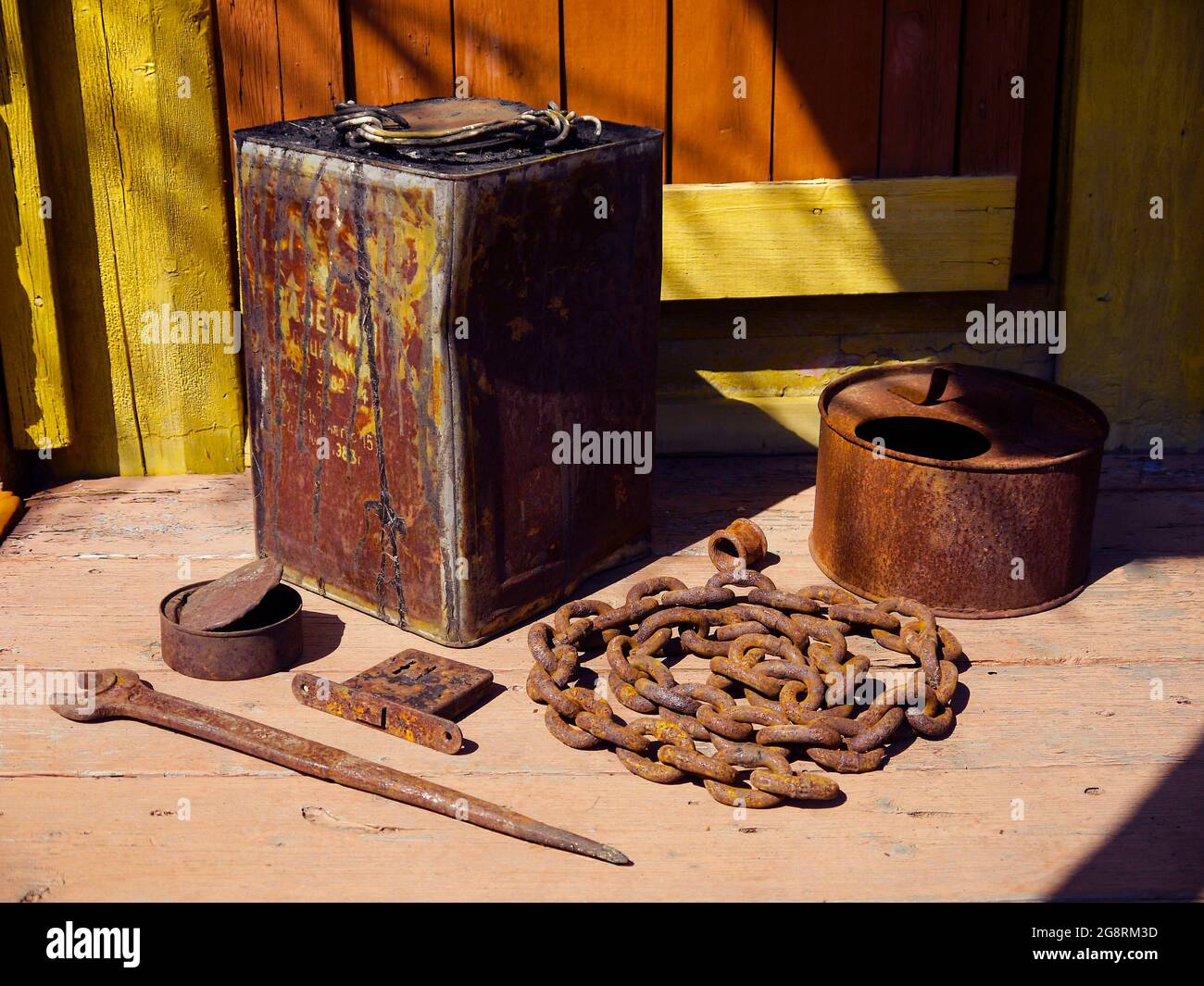 Alte rustikale Gartenbaugeräte und Utensilien auf der Veranda eines Dorfhauses. Das Konzept der Landwirtschaft, Landwirtschaft, Gartenbau und Landschaftsbau. Stockfoto