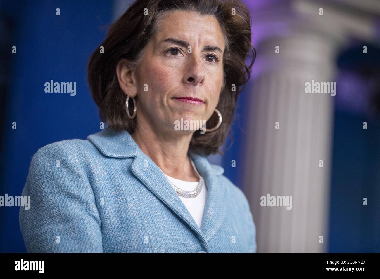 Handelsministerin Gina Raimondo beantwortet eine Frage der Nachrichtenmedien während des täglichen Pressegesprächs im Weißen Haus in Washington, DC am Donnerstag, den 22. Juli 2021. Raimondo kündigte an, dass die Economic Development Administration (EDA) des Handelsministeriums "eine Reihe von Programmen, die gemeinsam als Investing in America's Communities bezeichnet werden, umsetzen wird, um die Milliarden, die sie aus dem American Rescue Plan Act von Präsident Biden erhalten hat, gerecht zu investieren, um den Gemeinden im ganzen Land zu helfen, sich besser aufzubauen." Foto von Shawn Thew/UPI Stockfoto