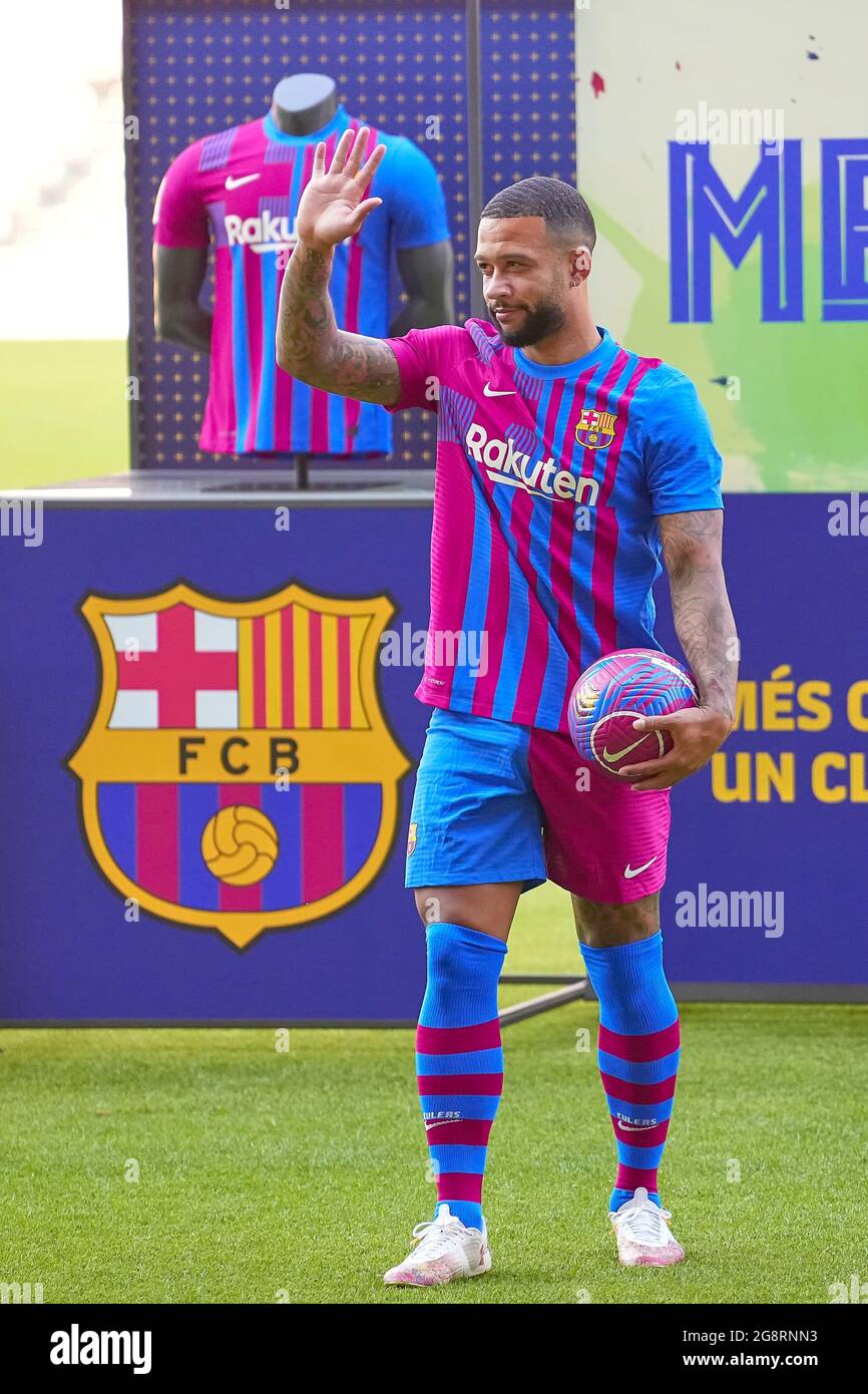 Barcelona Spanien Juli 2021 Memphis Depay Wahrend Der Is Prasentation Als Neuer Fc Barcelona Spieler Im Camp Nou Stadium Am 22 Juli 2021 In Barcelona Spanien Foto Von Pressinphoto Memphis Depay Wahrend Der Prasentation Des