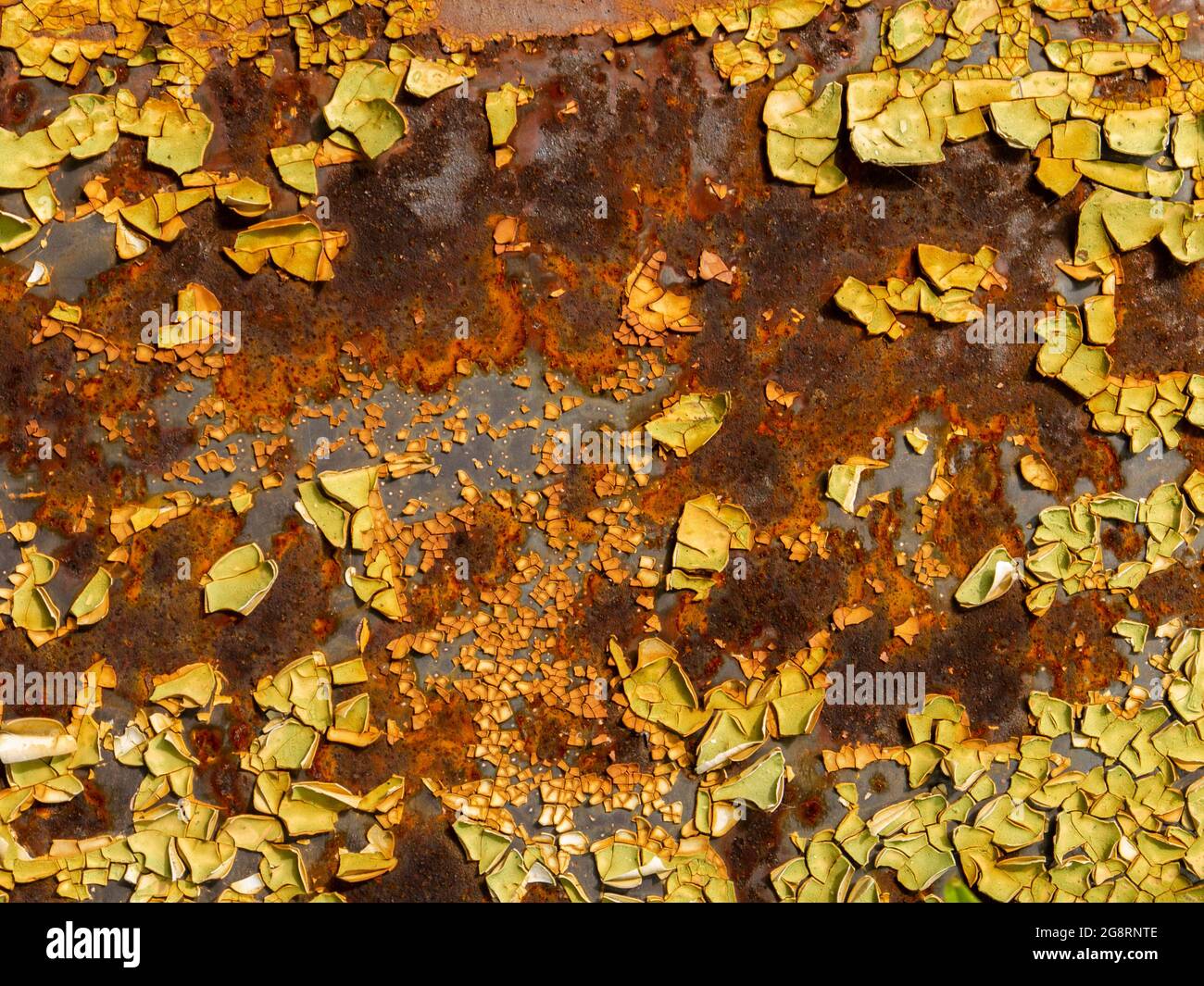 Hintergrund sieht aus wie eine rostige Metallplatte aus dem Frachtraum eines Seeschiffs. Metallbeschichtete Bleche, die durch Korrosion zerstört wurden. Stockfoto