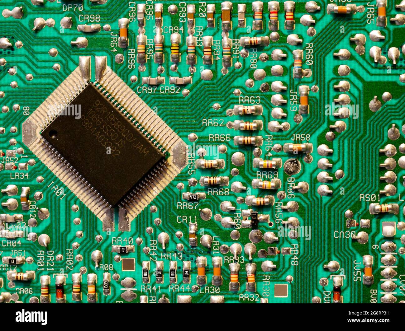Microchip auf der Steuerplatine moderner elektronischer Geräte. Stockfoto