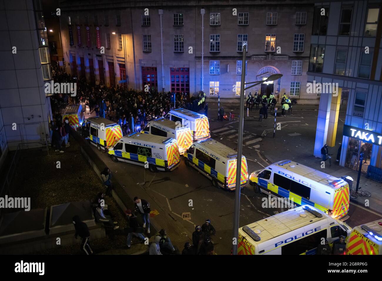 Bristol, Großbritannien. März 2021. Demonstranten griffen die Polizei an, nachdem Tausende von Menschen an einem Protest teilgenommen hatten, den die Beamten „nachdrücklich empfohlen“ hatten, sich nicht anzuschließen. Die Polizisten erlitten Knochenbrüche und Polizeifahrzeuge wurden angezündet, als sich wütende Szenen im Stadtzentrum von Bristol abspielten. Früher am Tag hatte sich eine weitgehend friedliche Menschenmenge zur „Kill the Bill“-Demonstration gegen das „Police and Crime Bill“ versammelt, doch am Abend bestiegen Demonstranten die Polizeistation Bridewell, warfen Feuerwerk in die Menge und betäubte Graffiti an den Wänden. Zwei Polizeiwagen wurden in Brand gesetzt, Schäden wurden an einer Poli verursacht Stockfoto