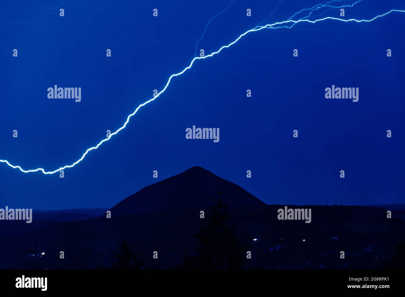 Low-Angle-Aufnahme des gruseligen Blitzes in der Nacht Himmel Stockfoto