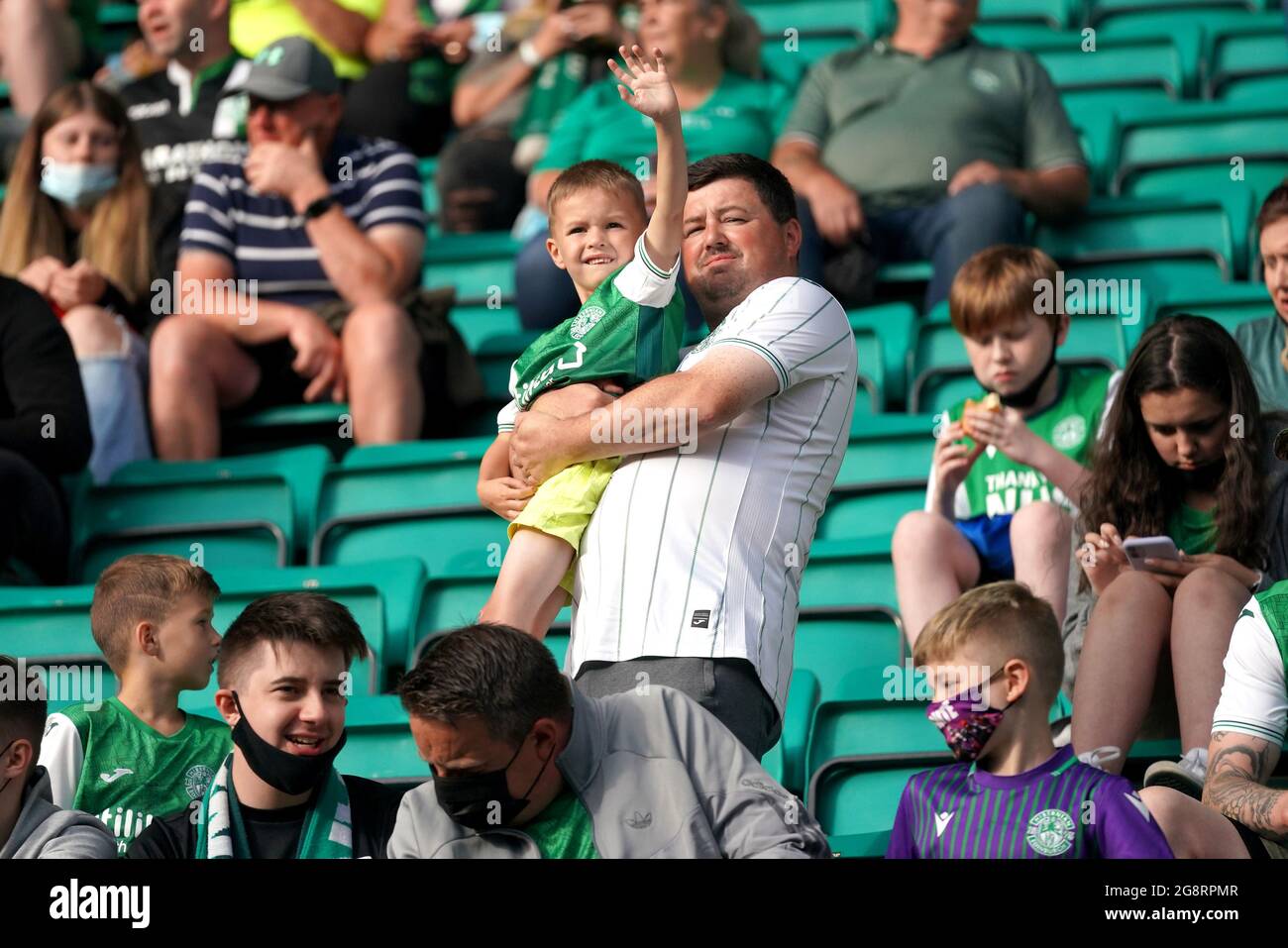 Hibernian-Fans im Stadion vor der zweiten Qualifikationsrunde der UEFA Europa Conference League, dem ersten Beinspiel in der Easter Road, Edinburgh. Bilddatum: Donnerstag, 22. Juli 2021. Stockfoto