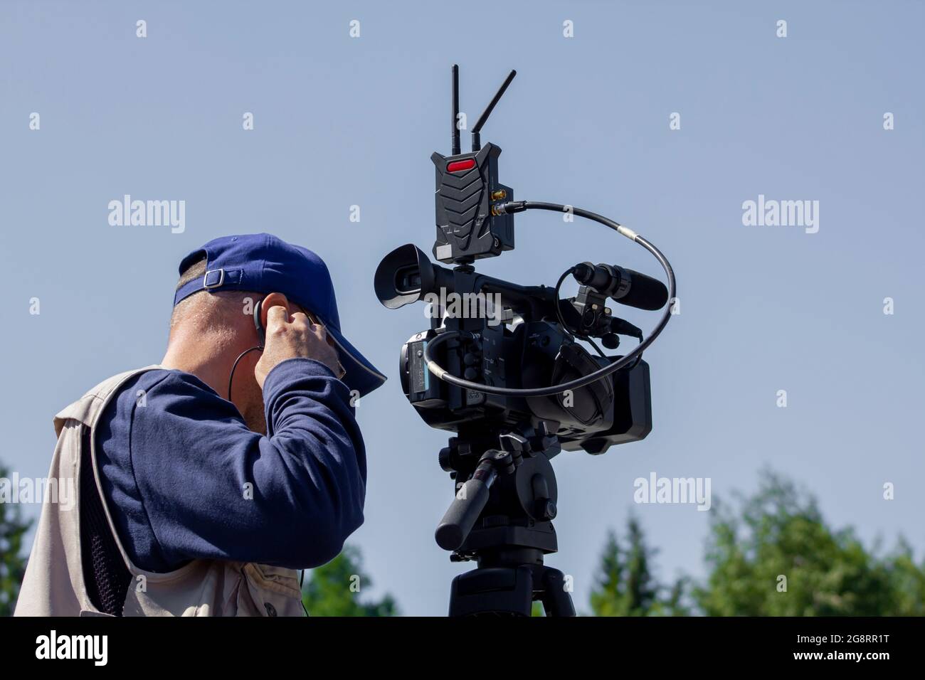 Der Kameramann bereitet sich auf die Aufnahme des Films vor. Der Betreiber schießt einen Werbespot. Stockfoto