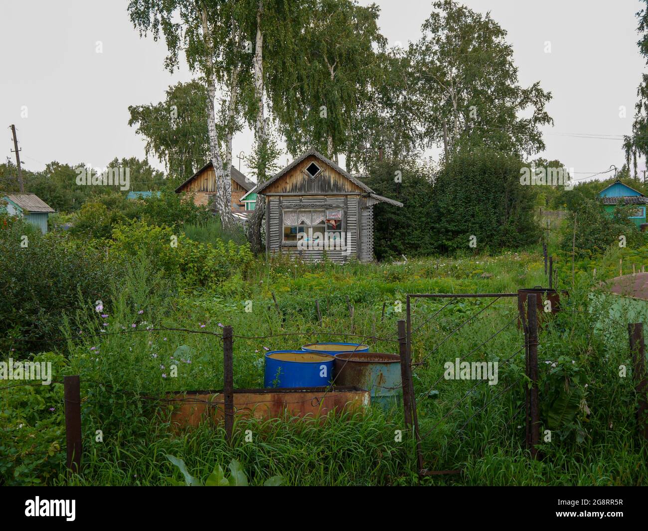 Altes kleines Haus am Rande des Dorfes. Urlaub in ökologischen Orten in der Natur weit weg von großen Städten. Ruhige Zeit nach der Niederlage des Virus. Stockfoto