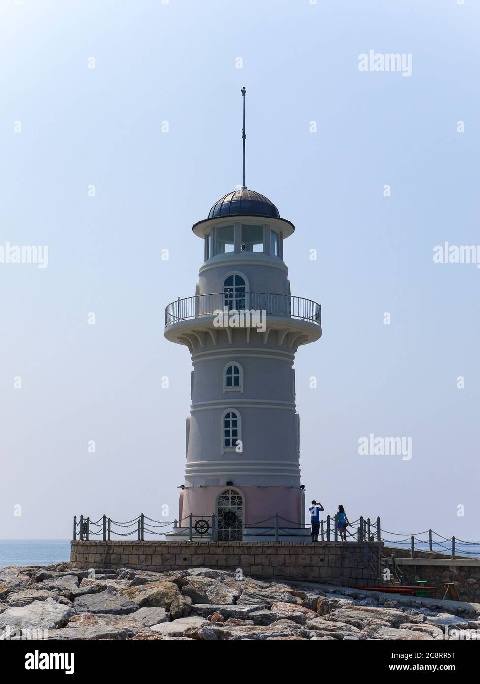 Steinkap mit einem Leuchtturm in der Mittagssonne. Familienreisekonzept zu Strandresorts. Stockfoto Steinkap mit einem Leuchtturm in der Mittagssonne. Familienreisekonzept zu Strandresorts. Stockfoto