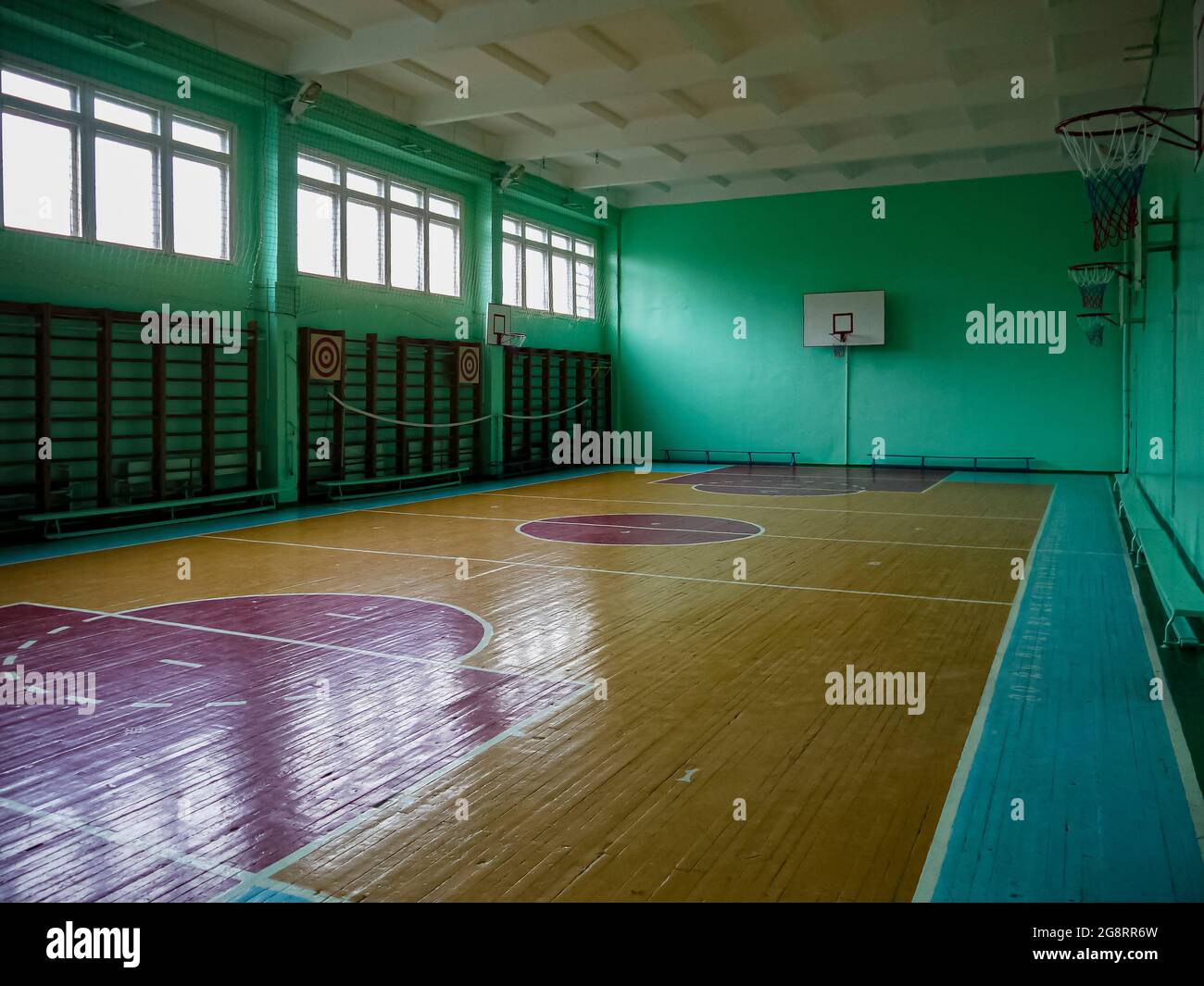 Schulhalle mit Basketballkörben und horizontalen Stäben. Das Konzept eines gesunden Lebensstils für Schüler in Schulen und Universitäten. Stockfoto