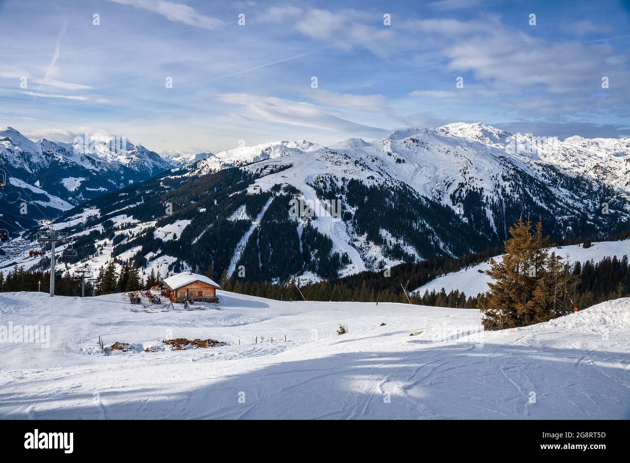 Malerische alpine Winterlandschaft. Skipiste in den Alpen vor der Kulisse von Berggipfeln. Skigebiet in Österreich, Zillertal Arena. Stockfoto