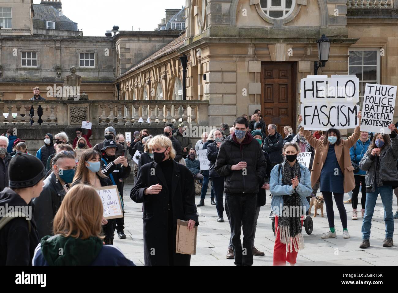 Bath, Großbritannien. März 2021. Etwa 200 überwiegend junge Demonstranten gingen auf die Straßen des historischen Bath in North Somerset, um gegen das Polizei- und Verbrechensgesetz zu demonstrieren. Die Gruppe der Demonstranten traf sich zunächst in der Abtei von Bath, bevor sie durch die Straßen des Stadtzentrums marschierte und „tötet die Rechnung“ und „Wer ist auf den Straßen, unsere Straßen“ rief. Eine kleine Anzahl von Polizisten begleitete den marsch, der friedlich und ohne Zwischenfälle verlief. Stockfoto